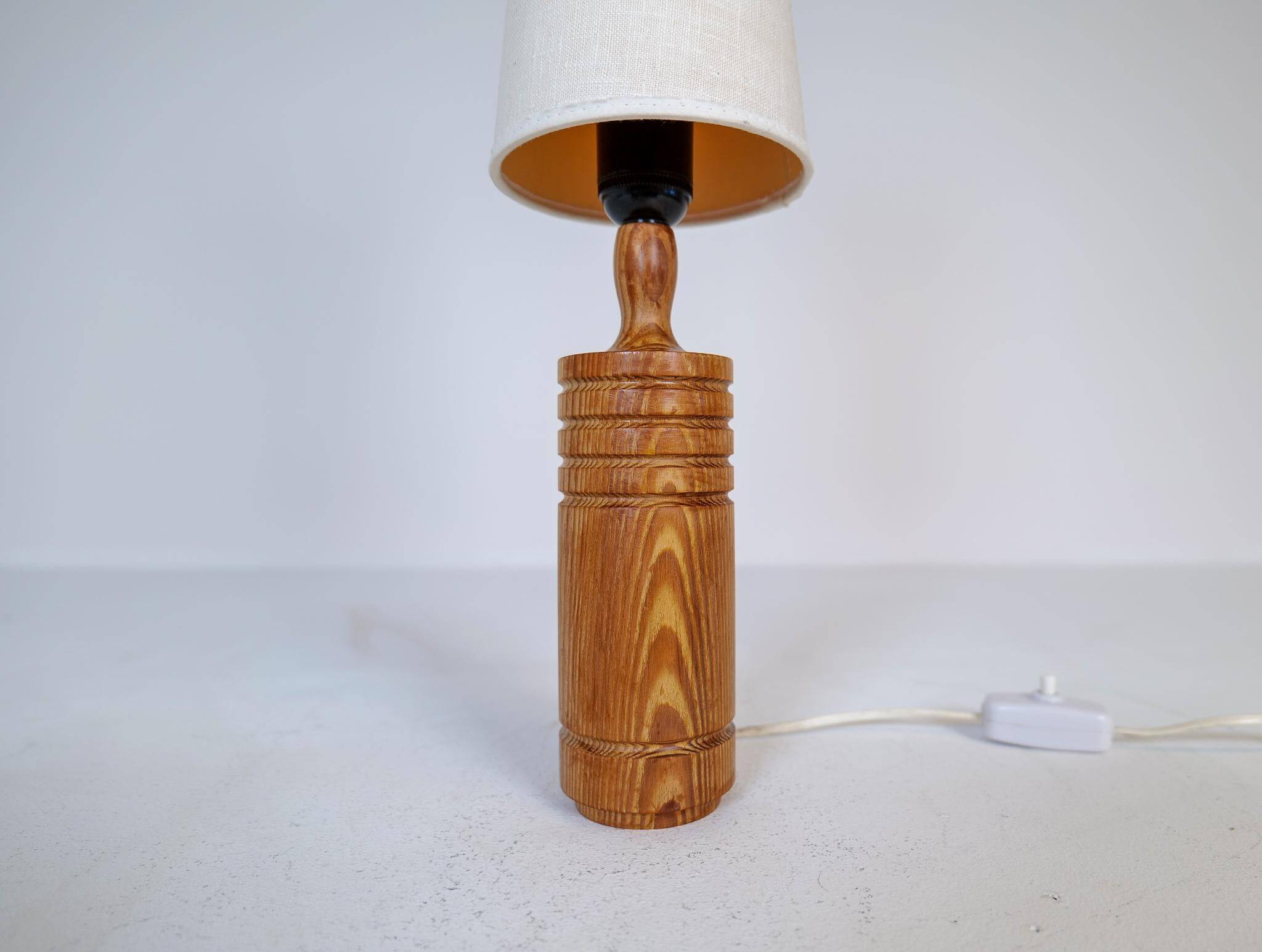 Mid-century modern sculptural table lamp in pine, 1970s.