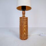 Mid-century modern sculptural table lamp in pine, 1970s.