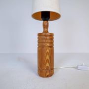 Mid-century modern sculptural table lamp in pine, 1970s.
