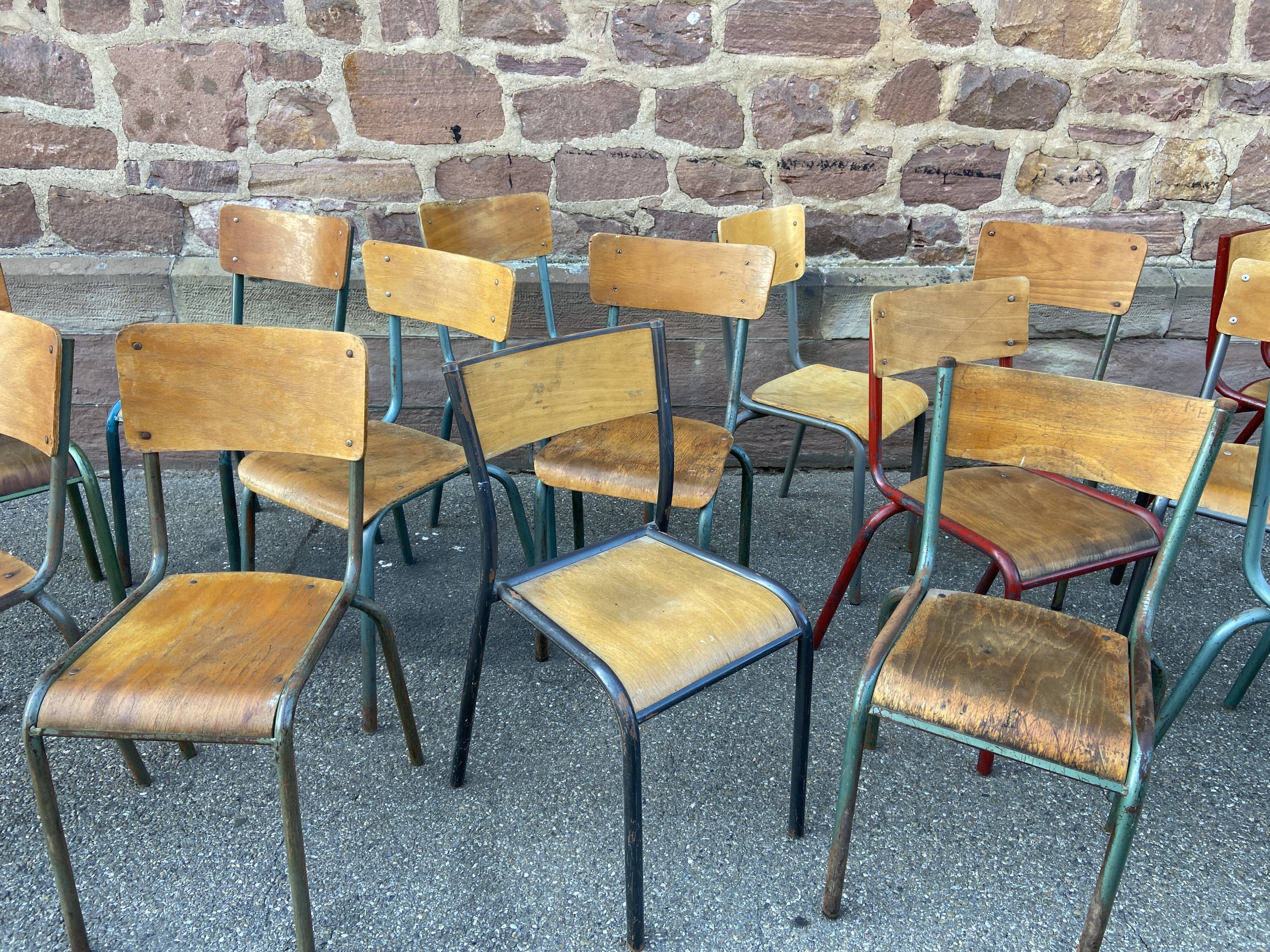 Suite de 15 chaises dépareillées industrielle école vintage