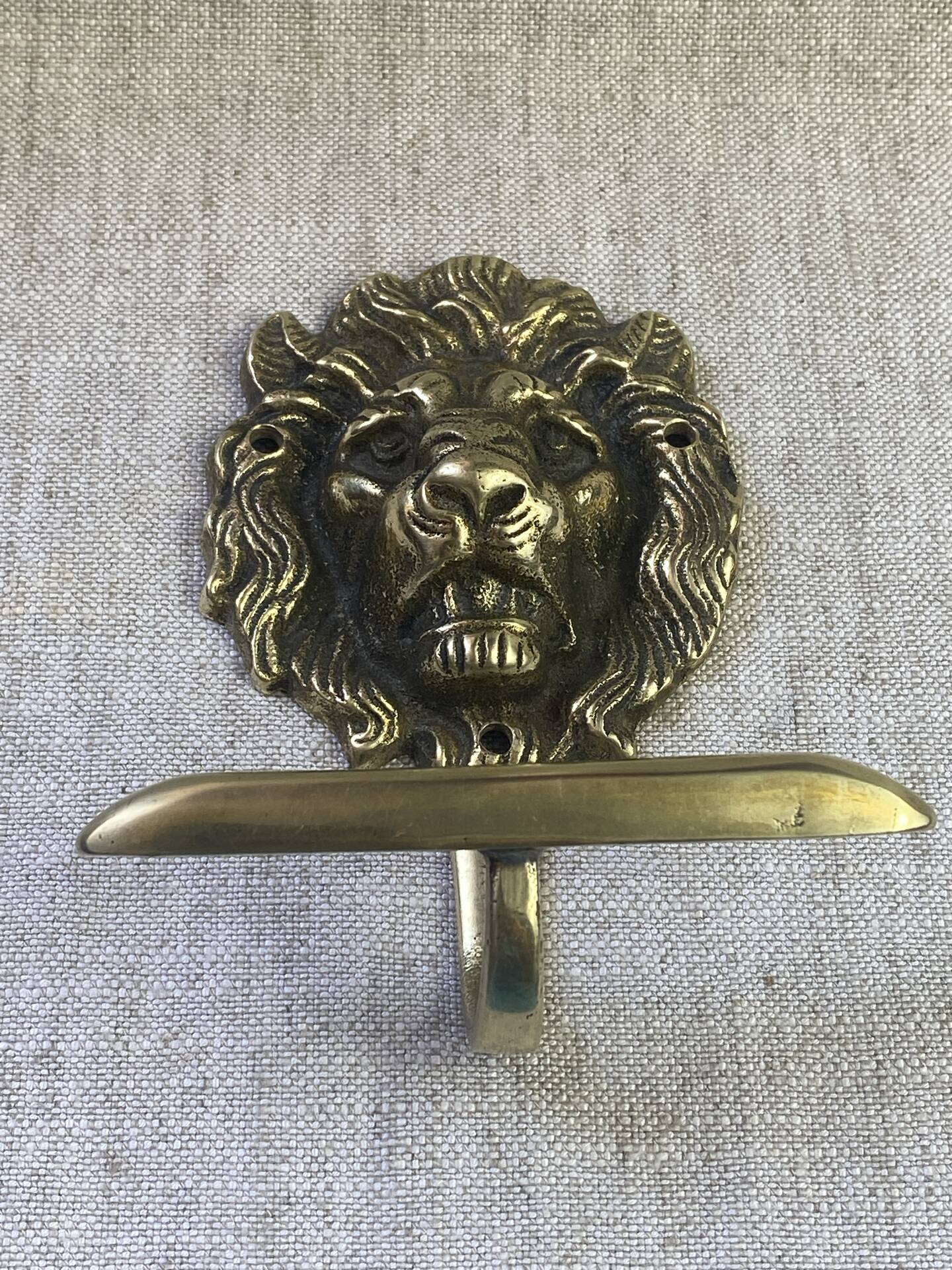 Lion head coat hooks in solid brass, Peerage England