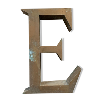 Lettre d’enseigne ancienne E