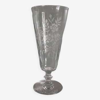 Très grand verre ou vase ancien gravé de bouquets de fleurs ,  verre soufflé, bullé 19 ème