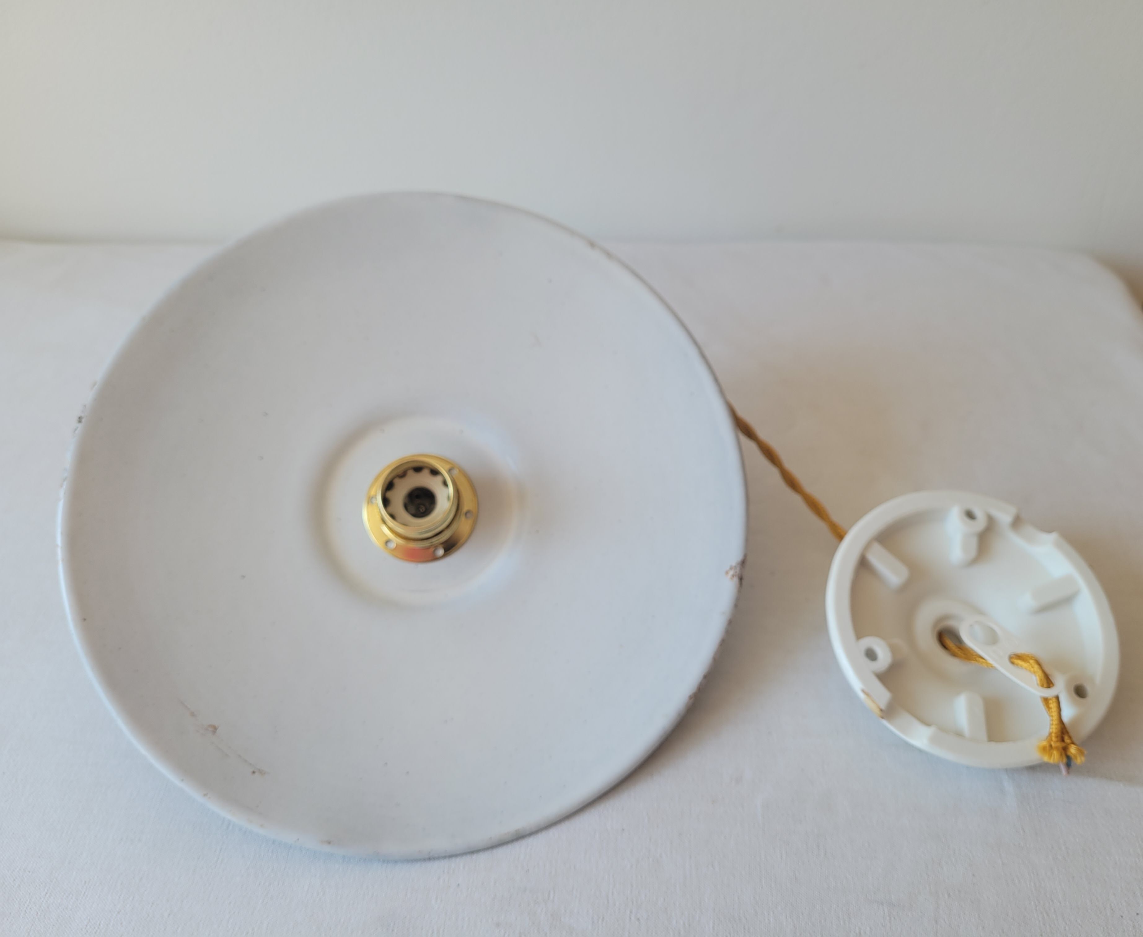 Enamelled sheet metal suspension