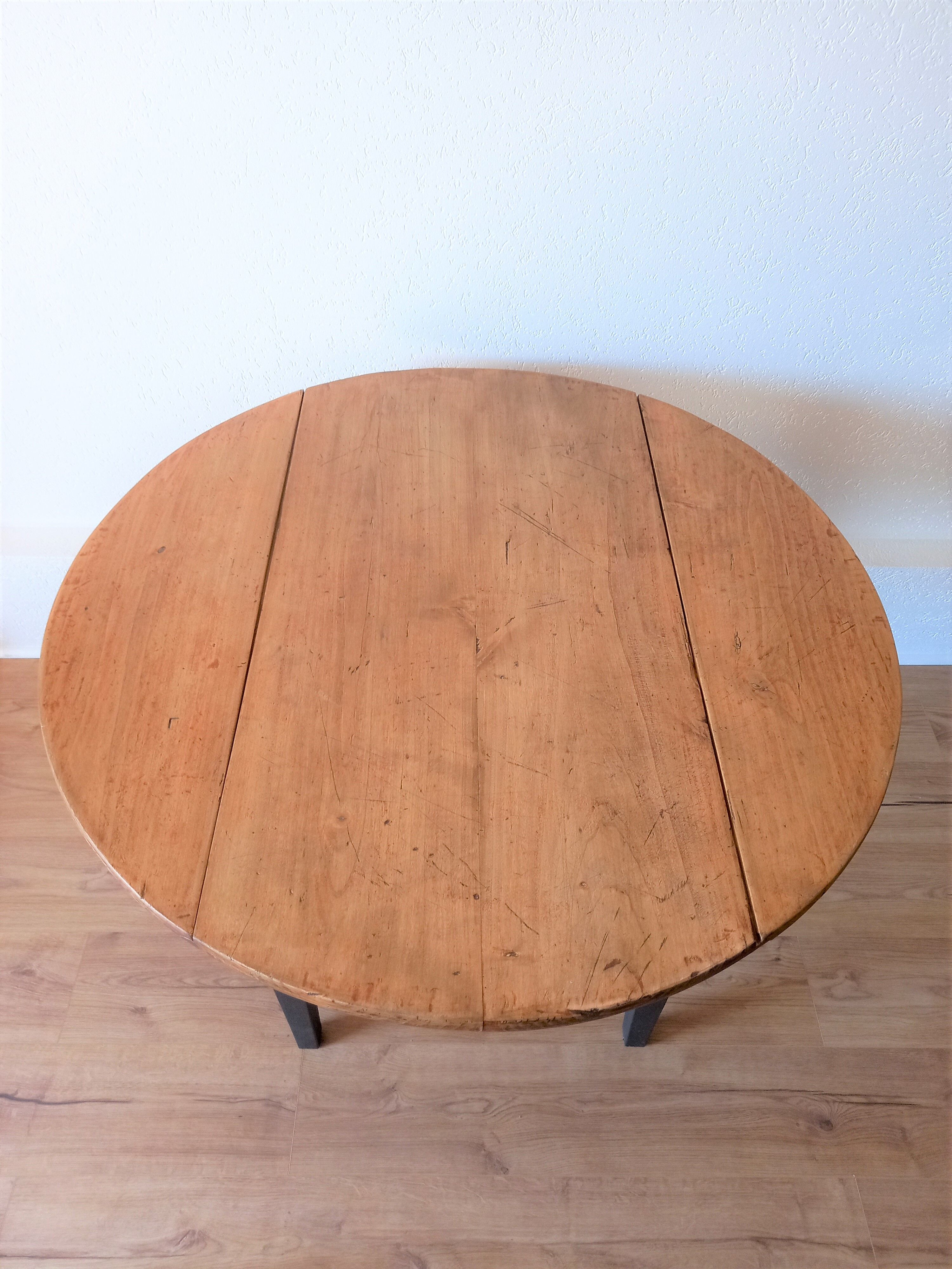 Round table with flaps