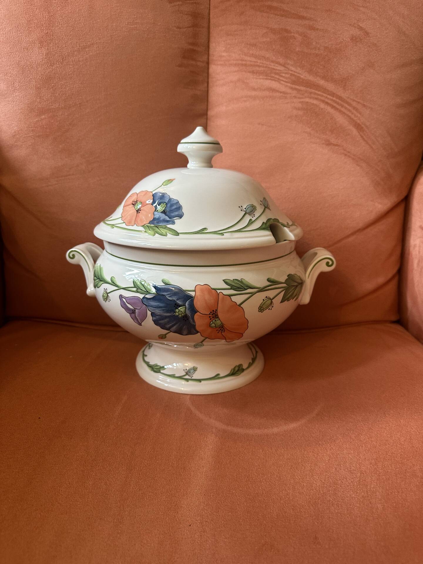 Villeroy & Boch soup tureen Model Amapola, German porcelain