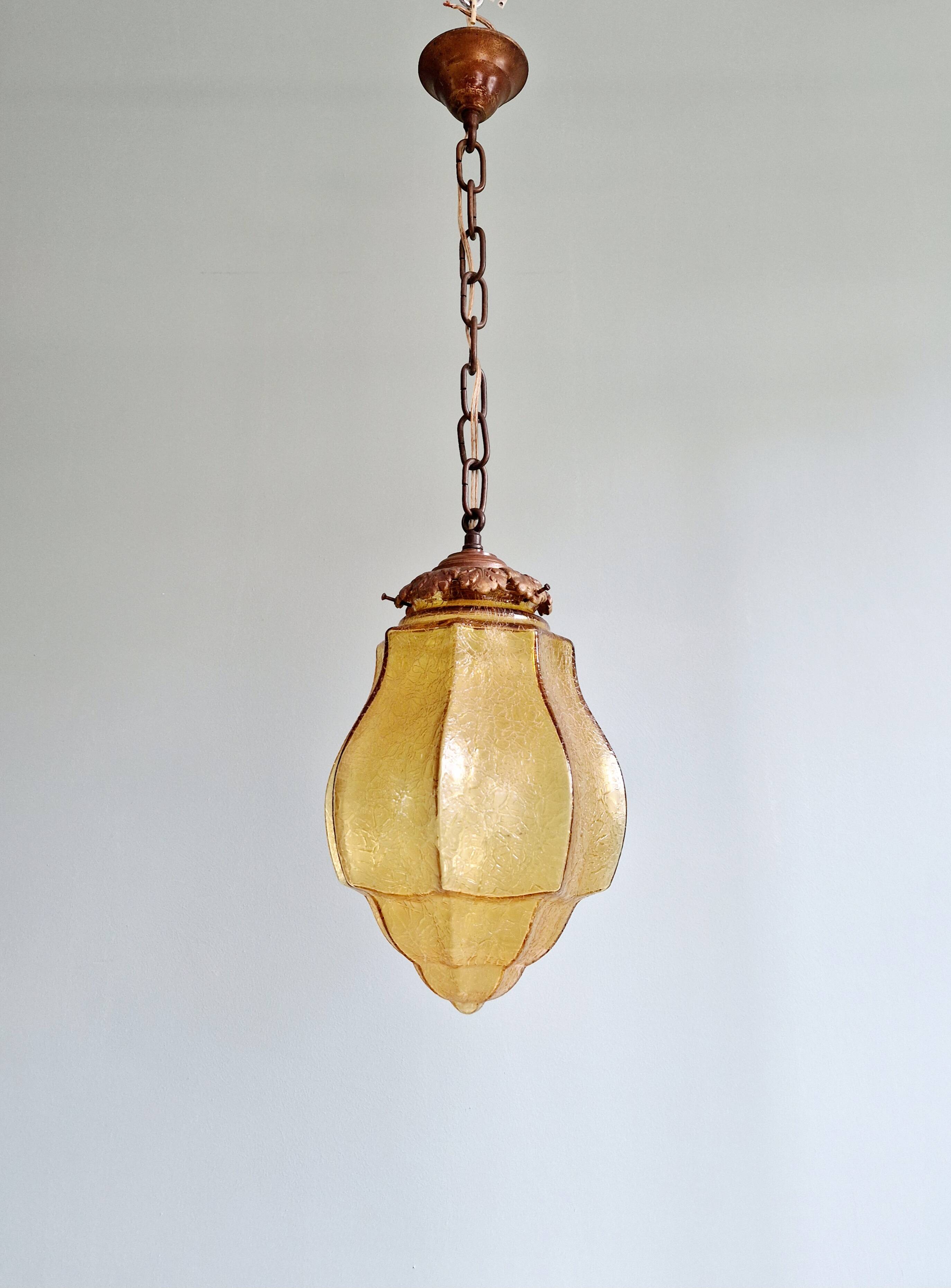 Suspension Art Déco en verre craquelé ambre, années 1920-30