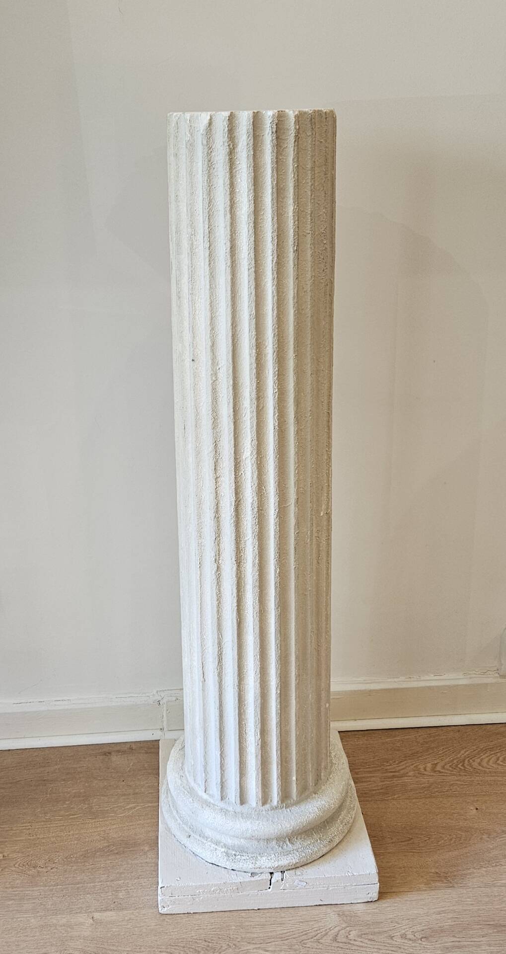 Fluted plaster column