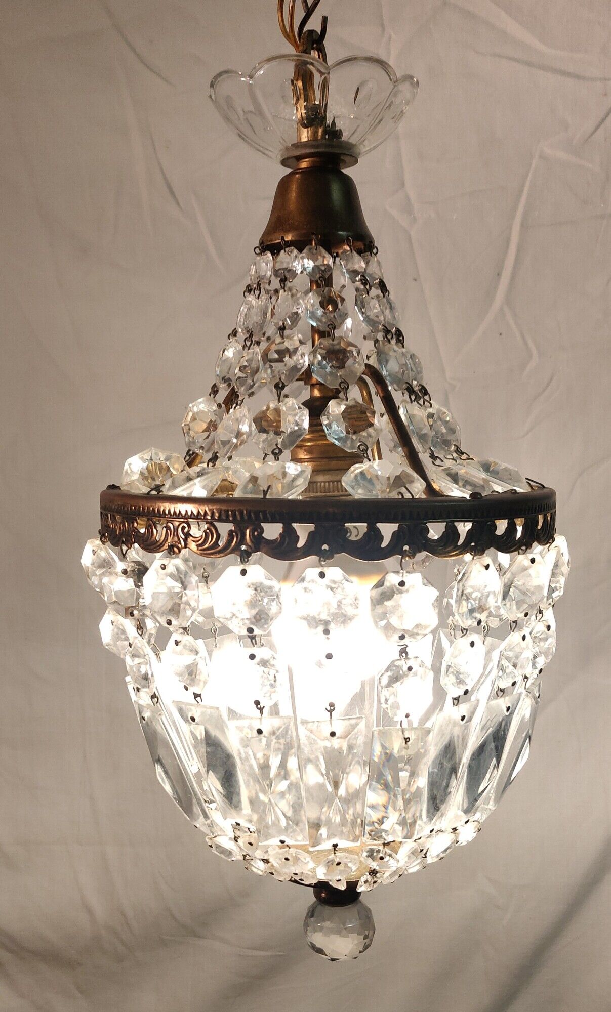 Lustre montgolfière bronze doré et pampilles en cristal