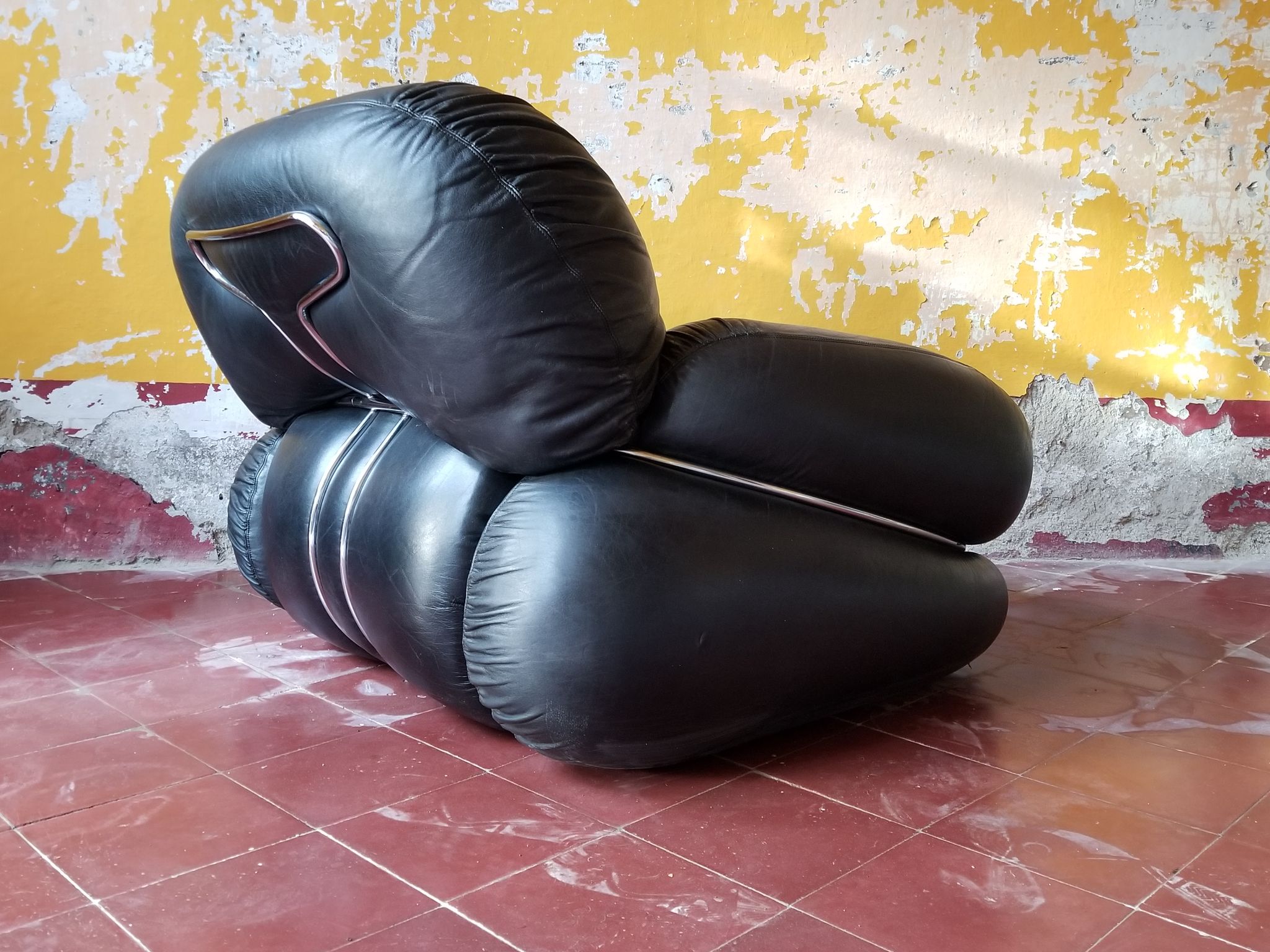 Set of 2 okay black leather lounge chairs by Adriano Piazzesi, 1970