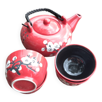 Teapot and cups