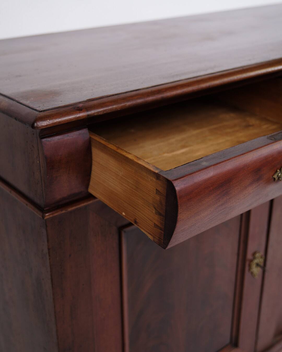 Low antique sideboard - hand polished mahogany - fixed shelves - 1880s