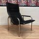 PAIRE DE FAUTEUILS CUIR NOIR ET CHROME HANS EICHENBERGER 1960.