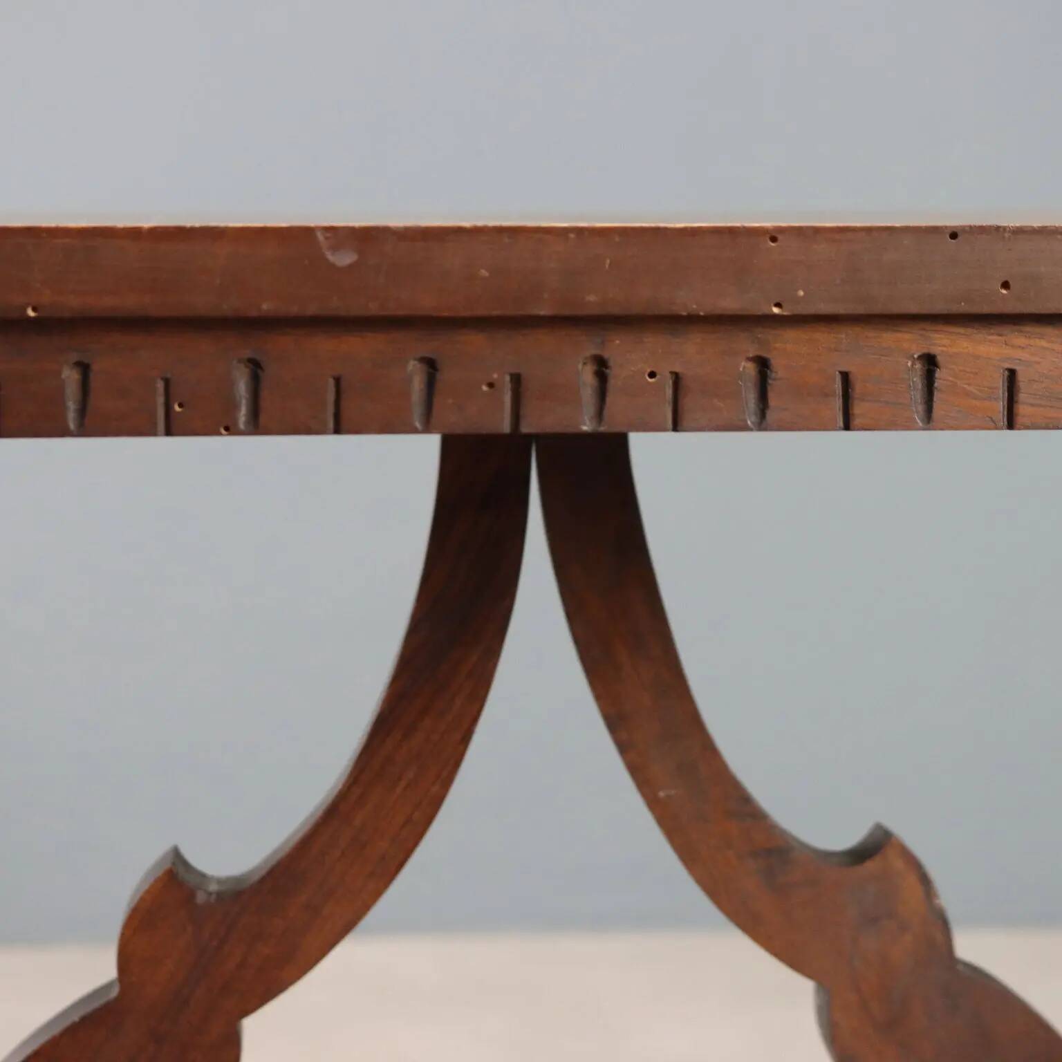 Petite table ancienne en noyer à pieds ajourés, XXe siècle