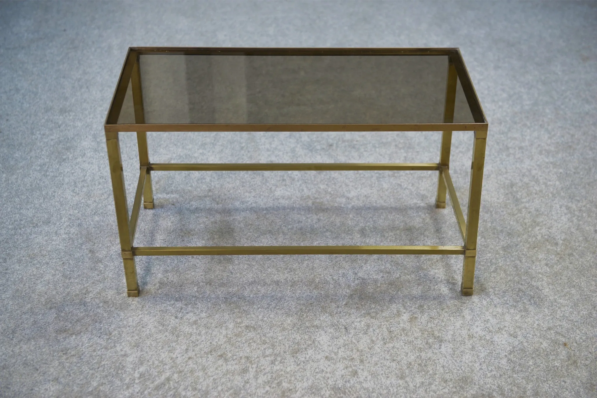 Table basse en laiton et verre fumé 1950’s