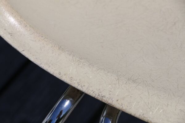 Chaise coque EAMES crème Herman Miller