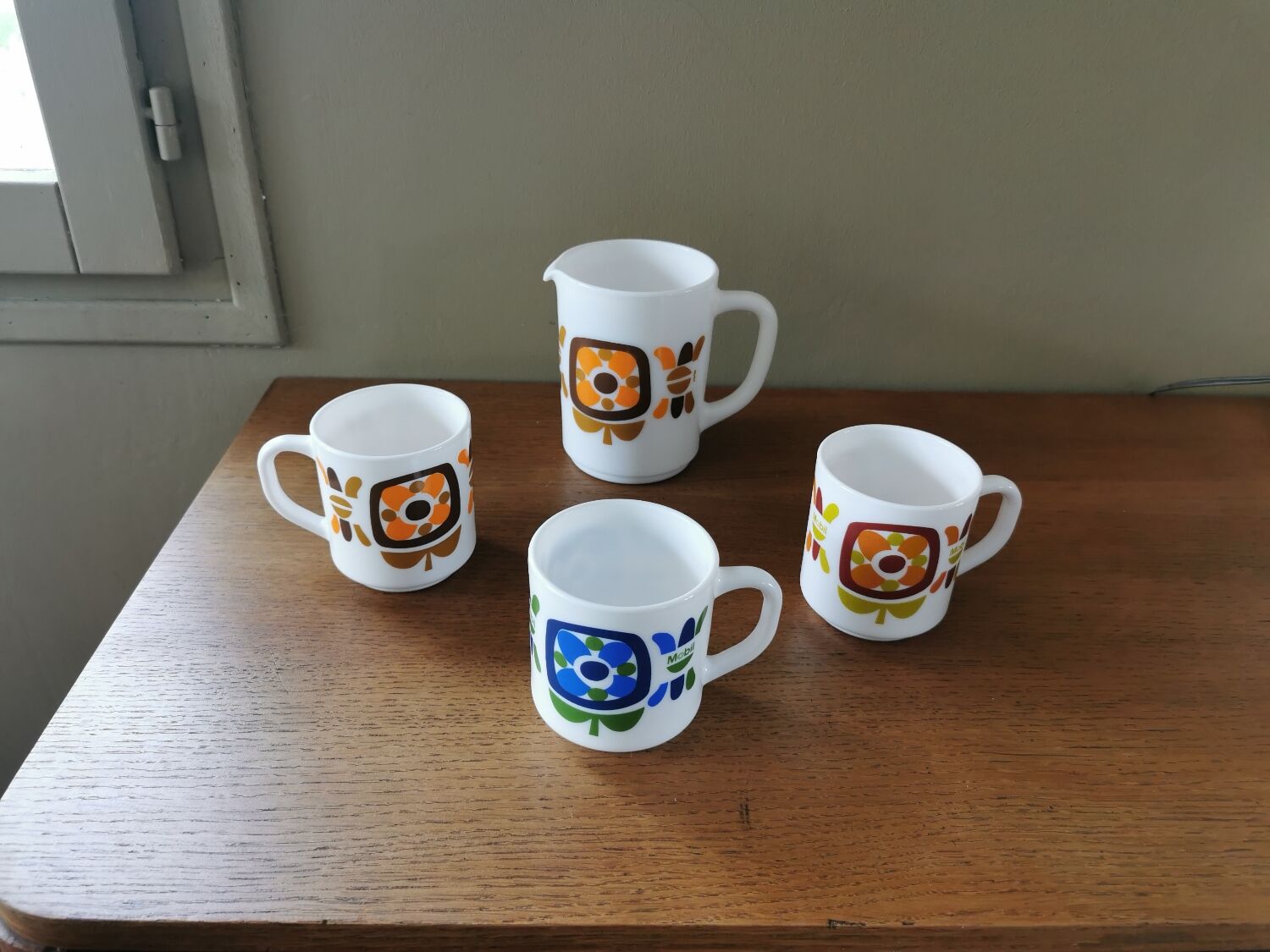 Set of 3 cups and a vintage Mobil pourer