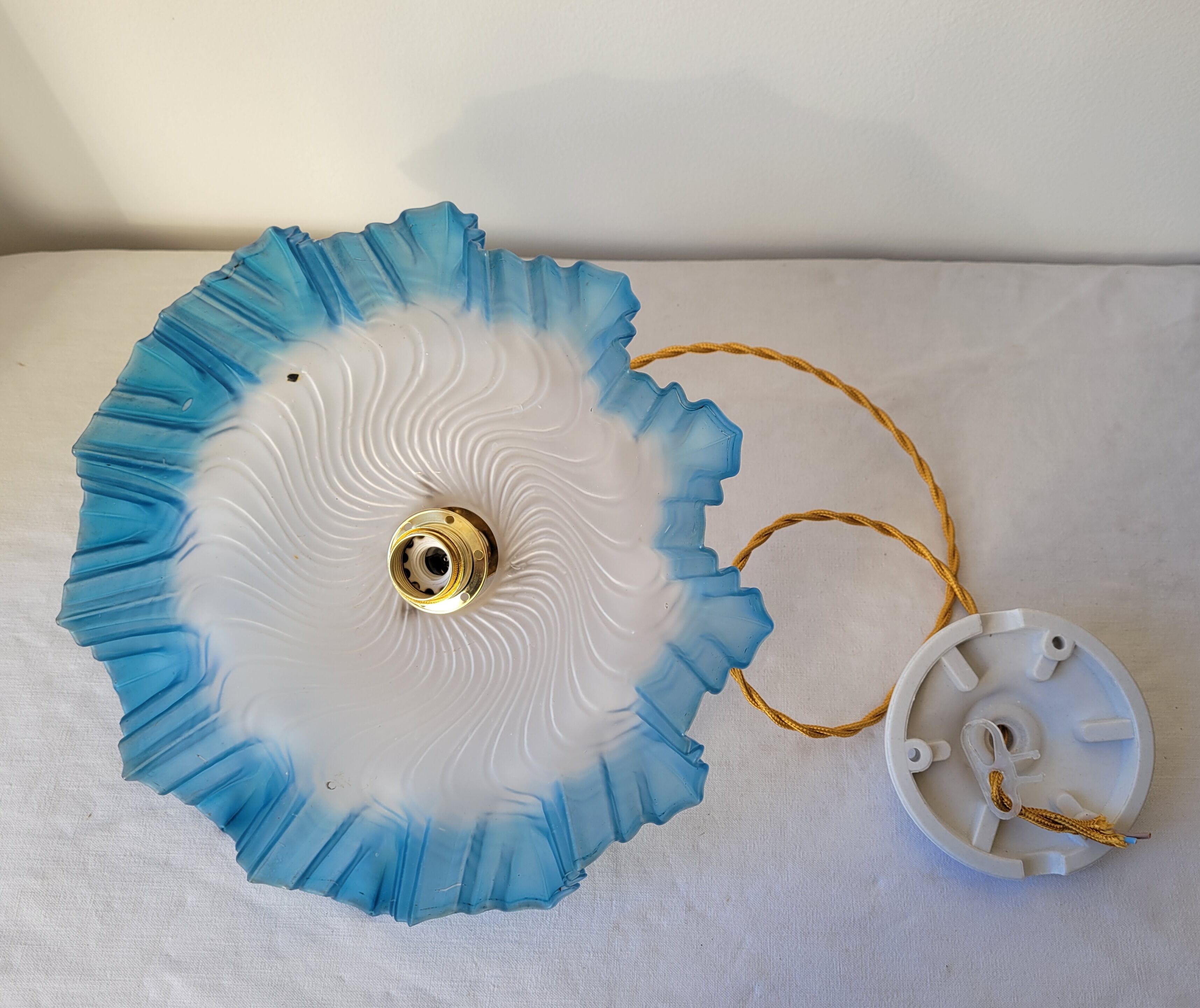 Blue opaline suspension