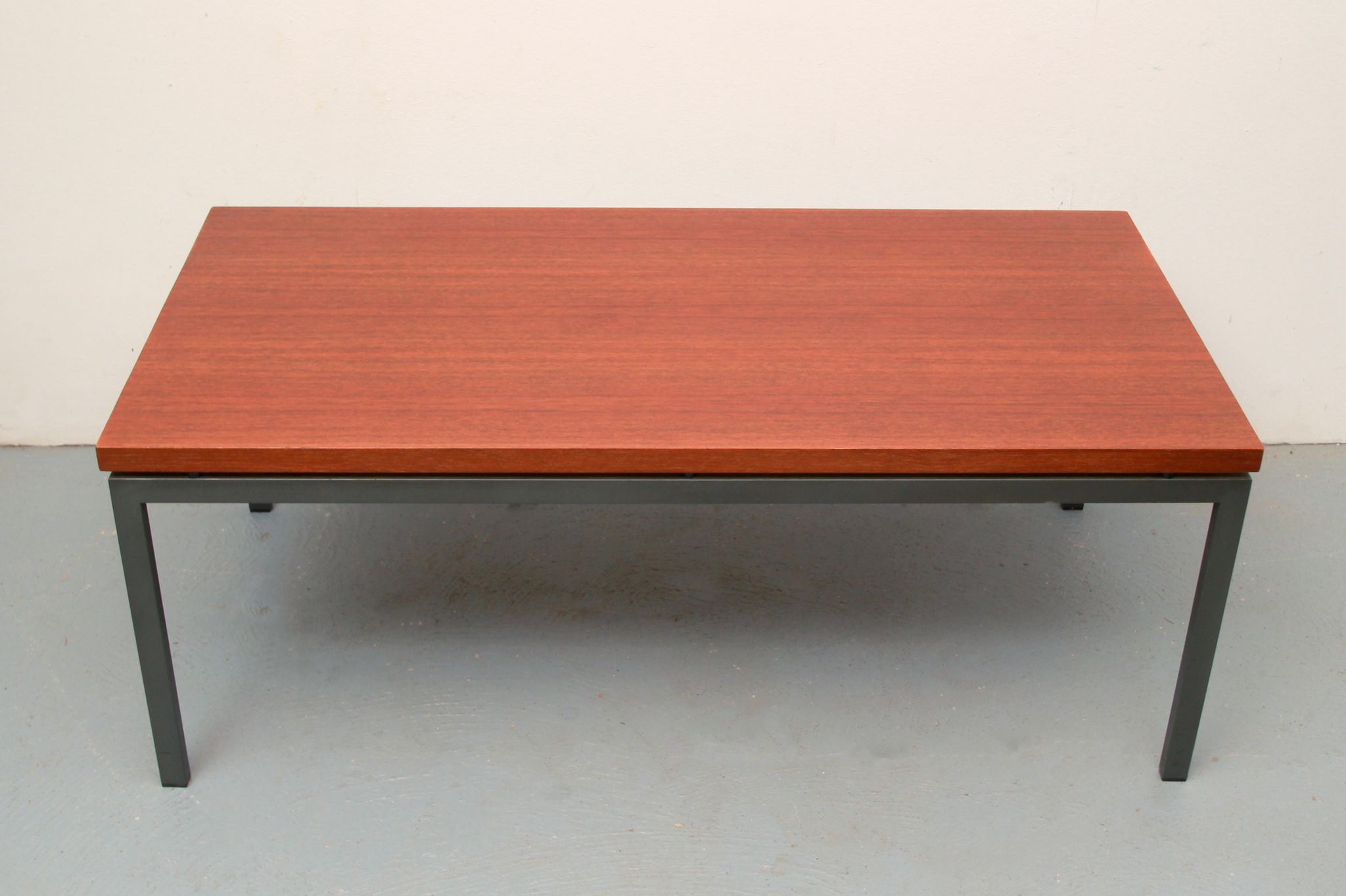 Table basse des années 1960 en teck et métal