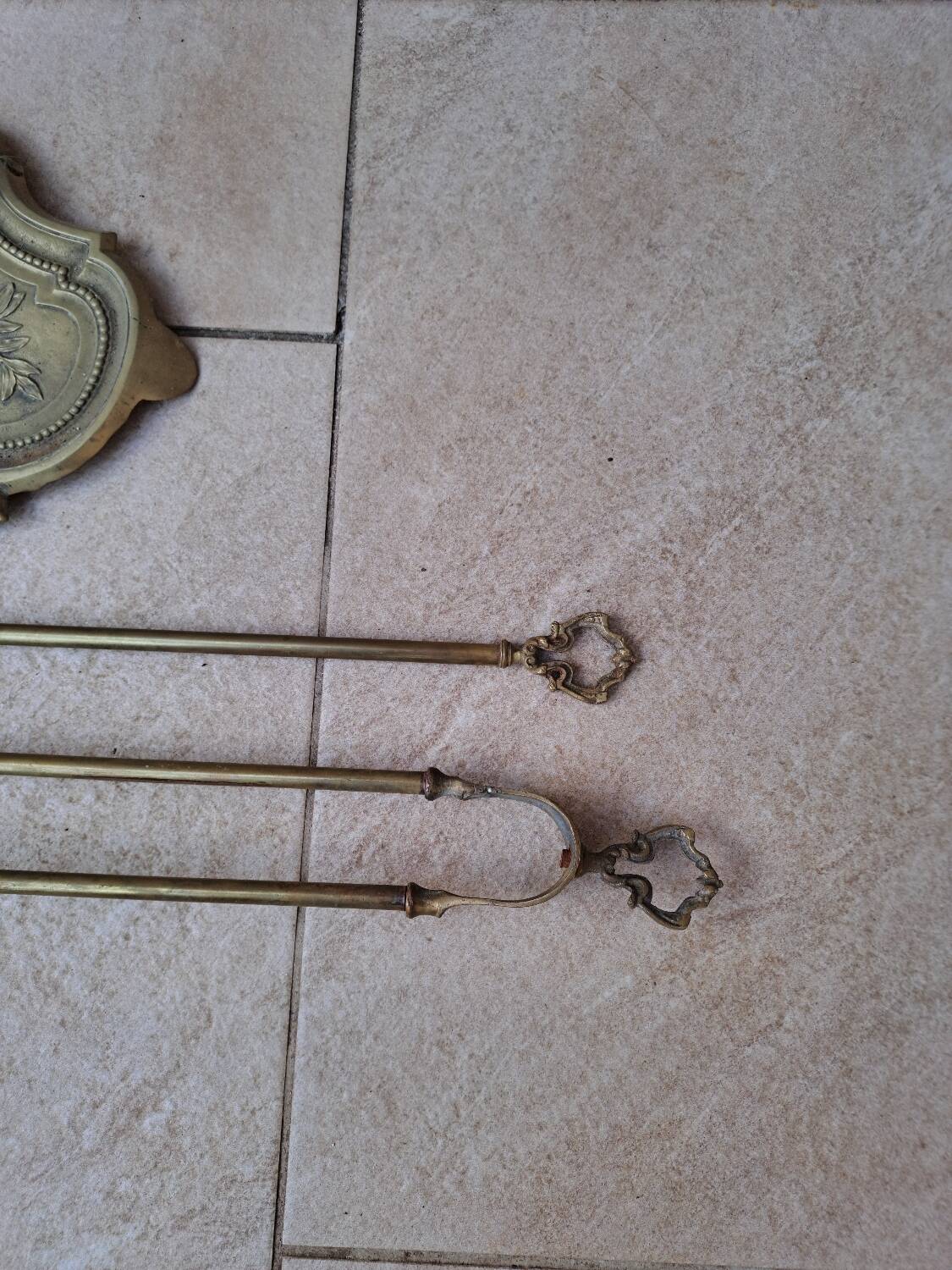 Fireplace accessories and its bronze support