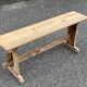 Banc de ferme vintage rénové en bois massif brut