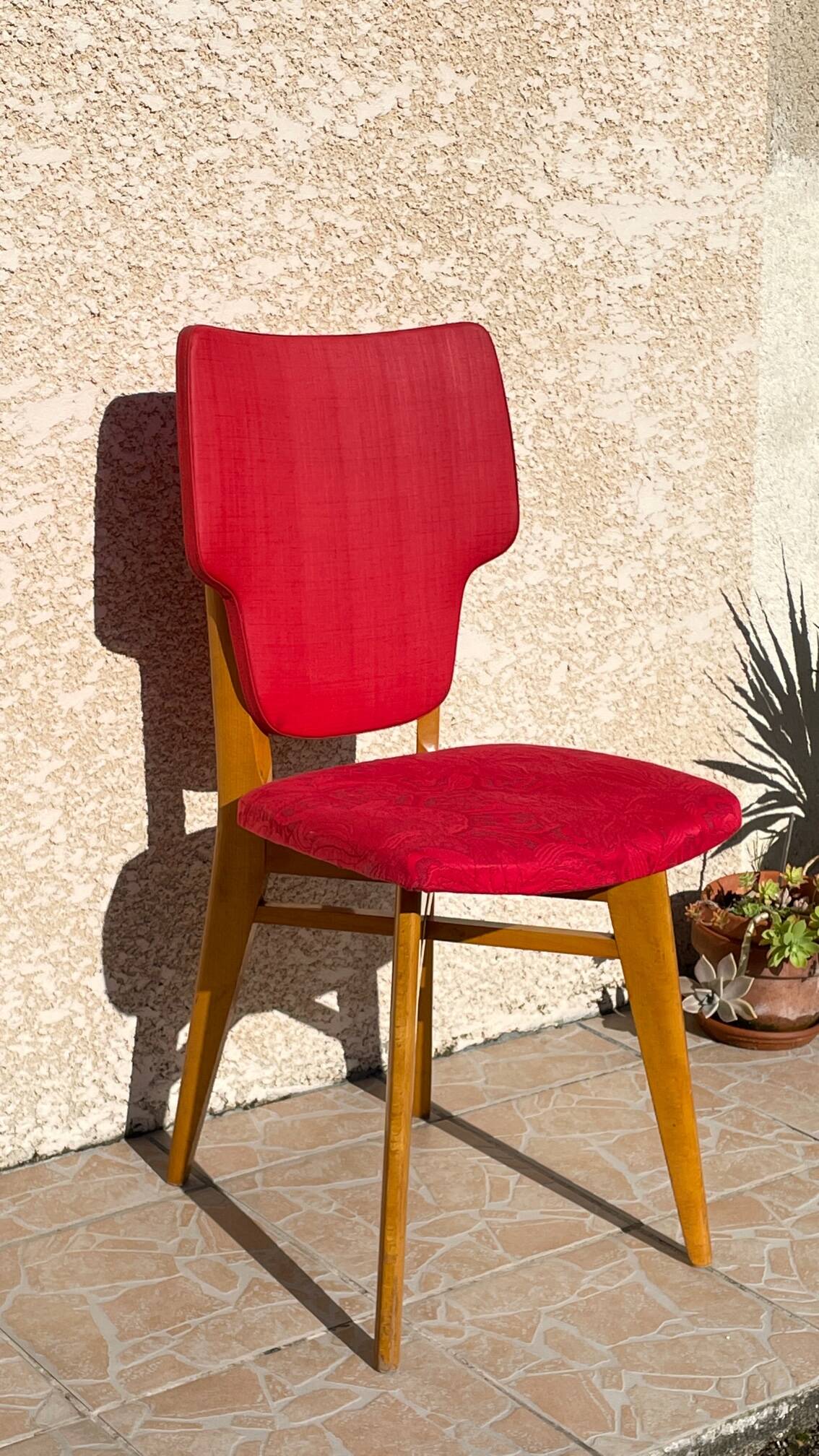 Chaise rétro vintage rouge graphique