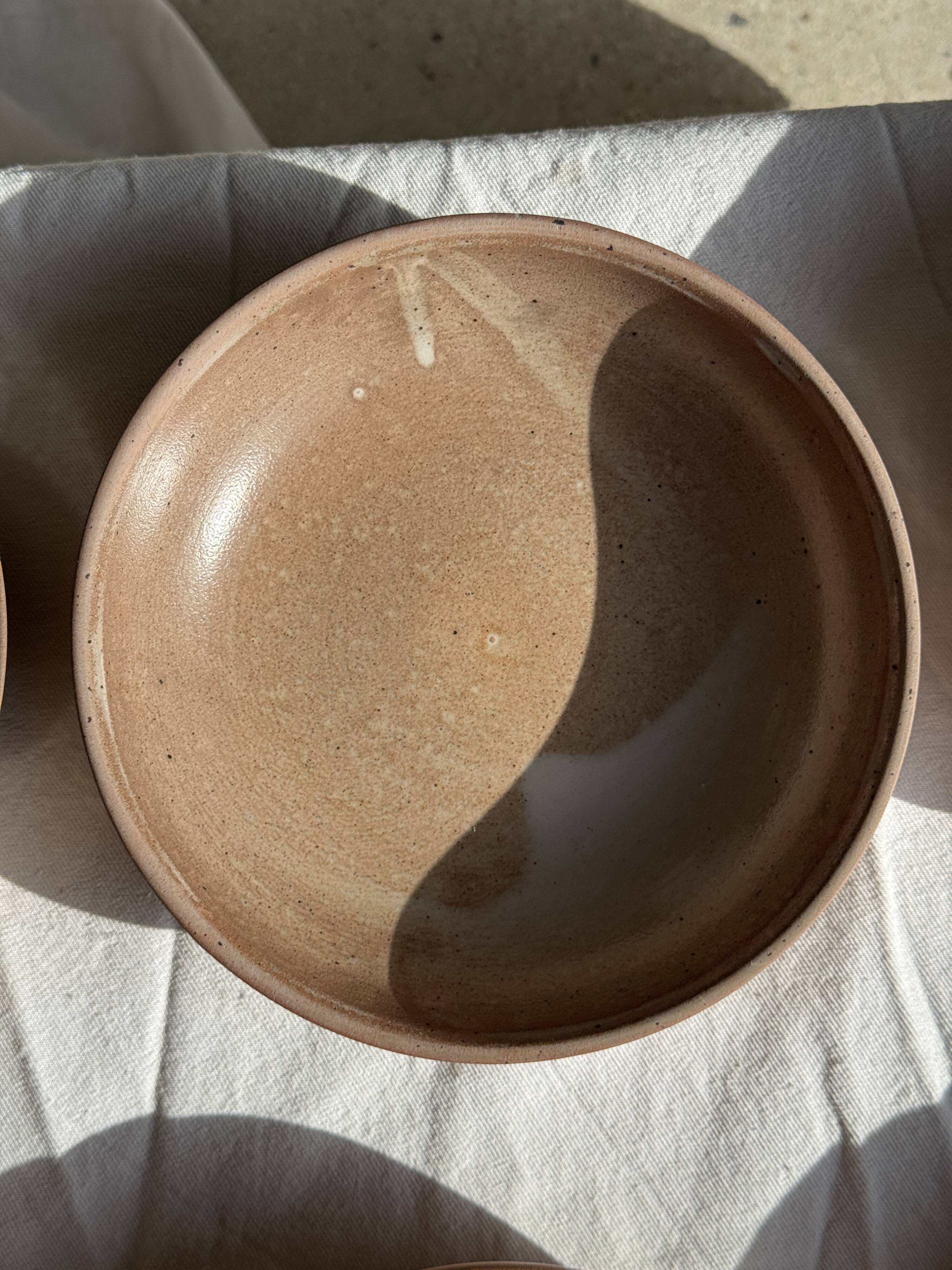 11 assiettes creuses artisanales vintage en grès mat