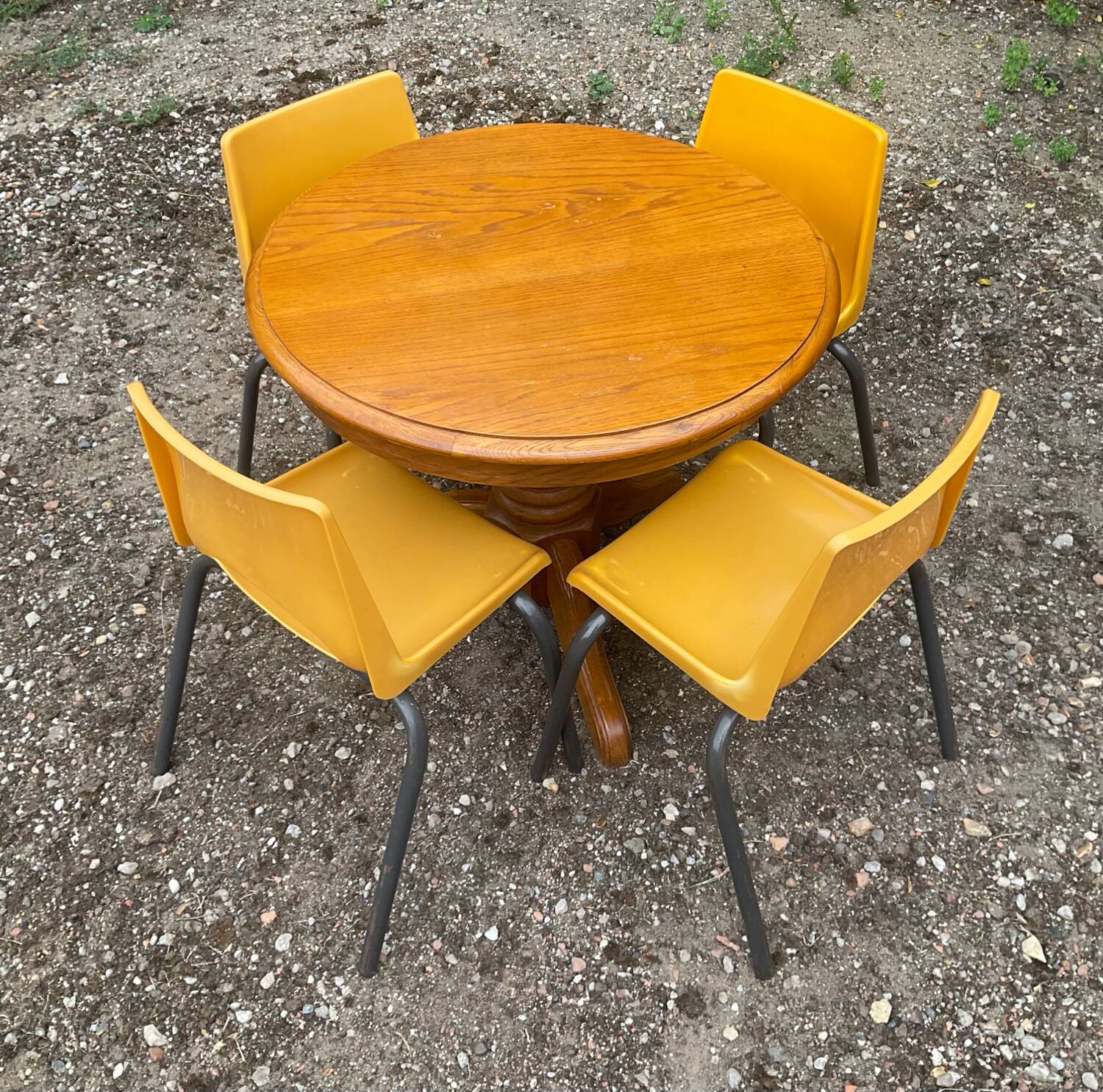 Vintage 70s table and 4 chairs set