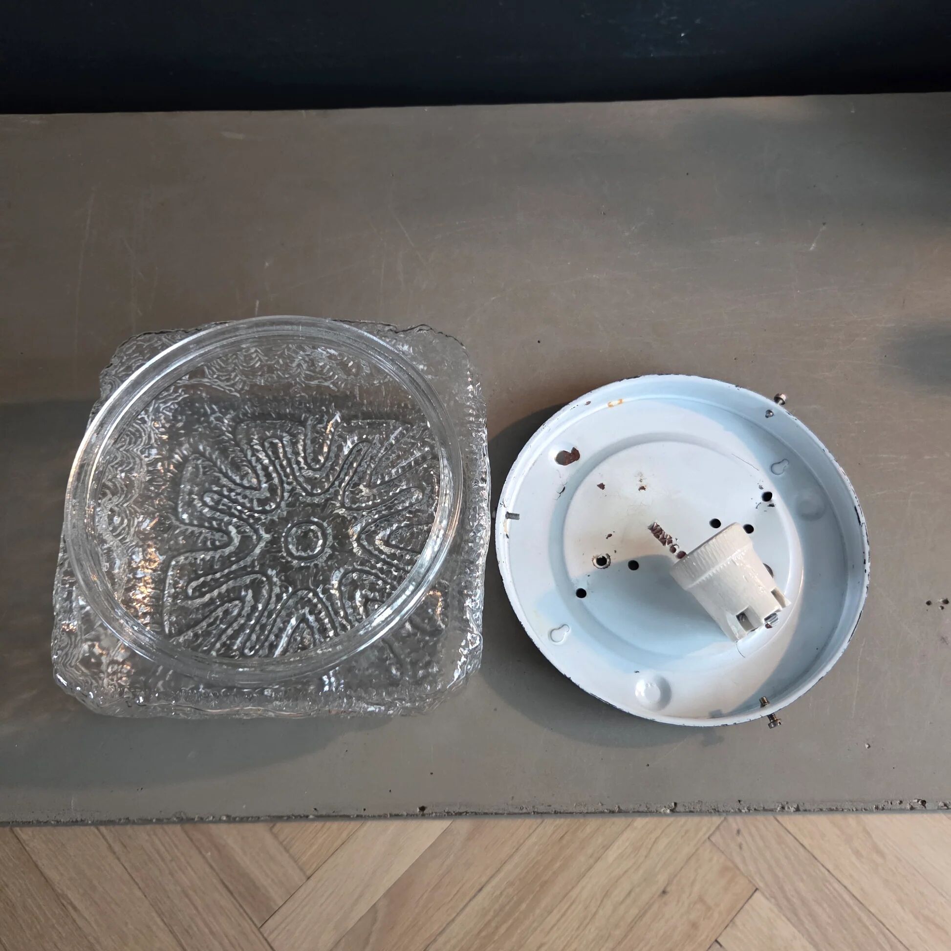 Plafonnier ou applique en verre moulé