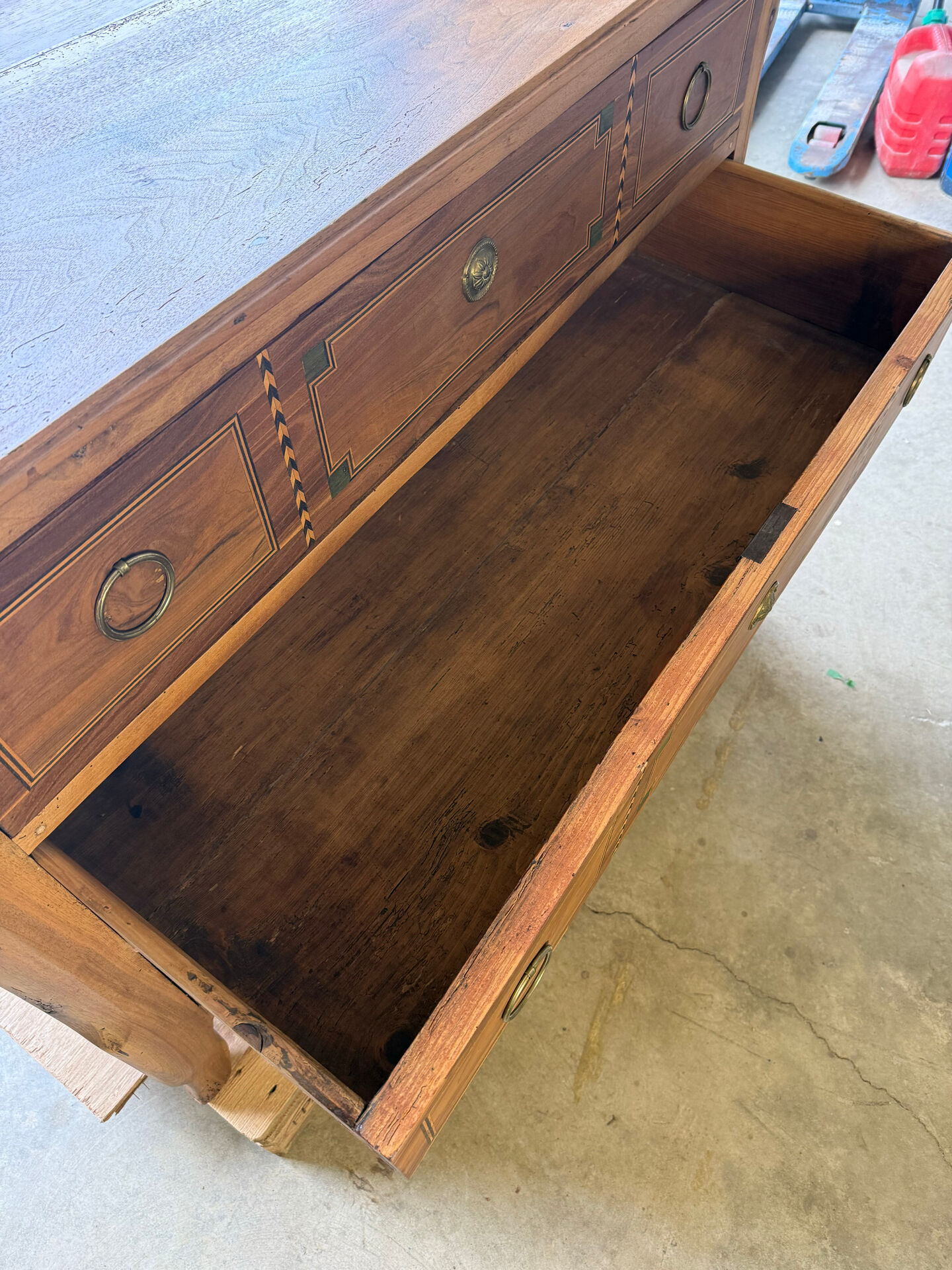 Pantaloon Chest