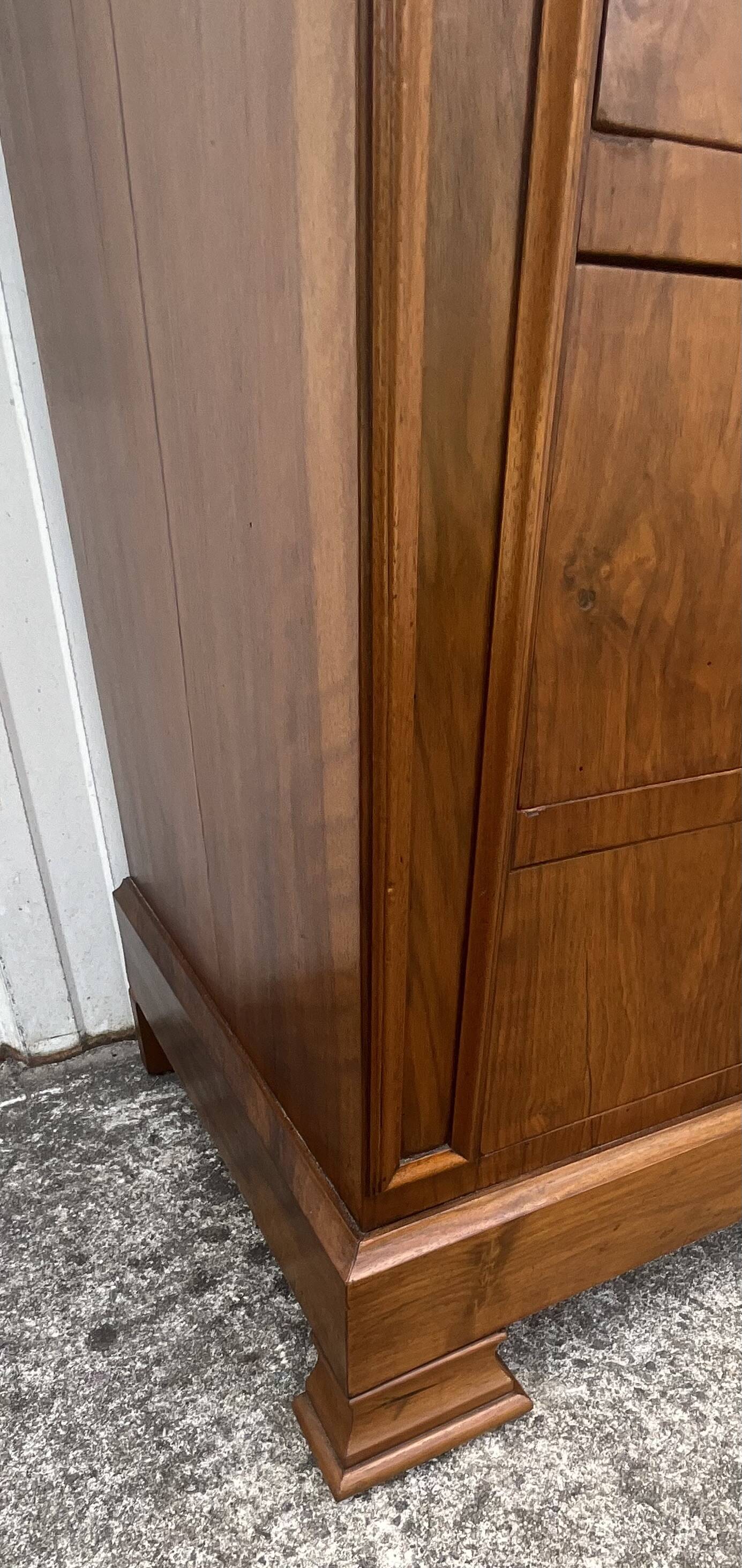 Louis-Philippe chest of drawers in burr walnut – Late 19th century