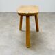 Tabouret tripode brutaliste en bois massif