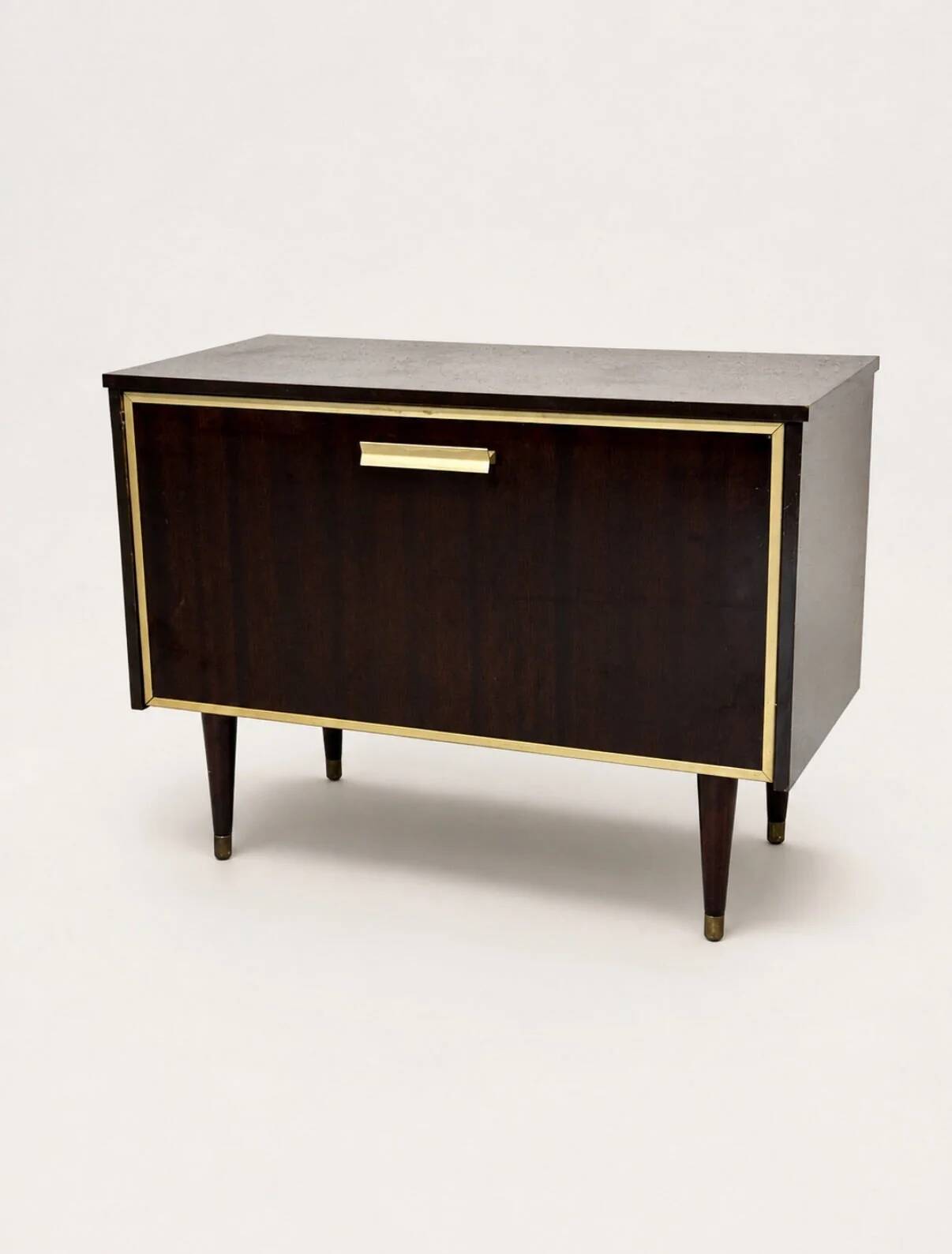 Meuble vitrine en bois et laiton mid-century avec éclairage intérieur