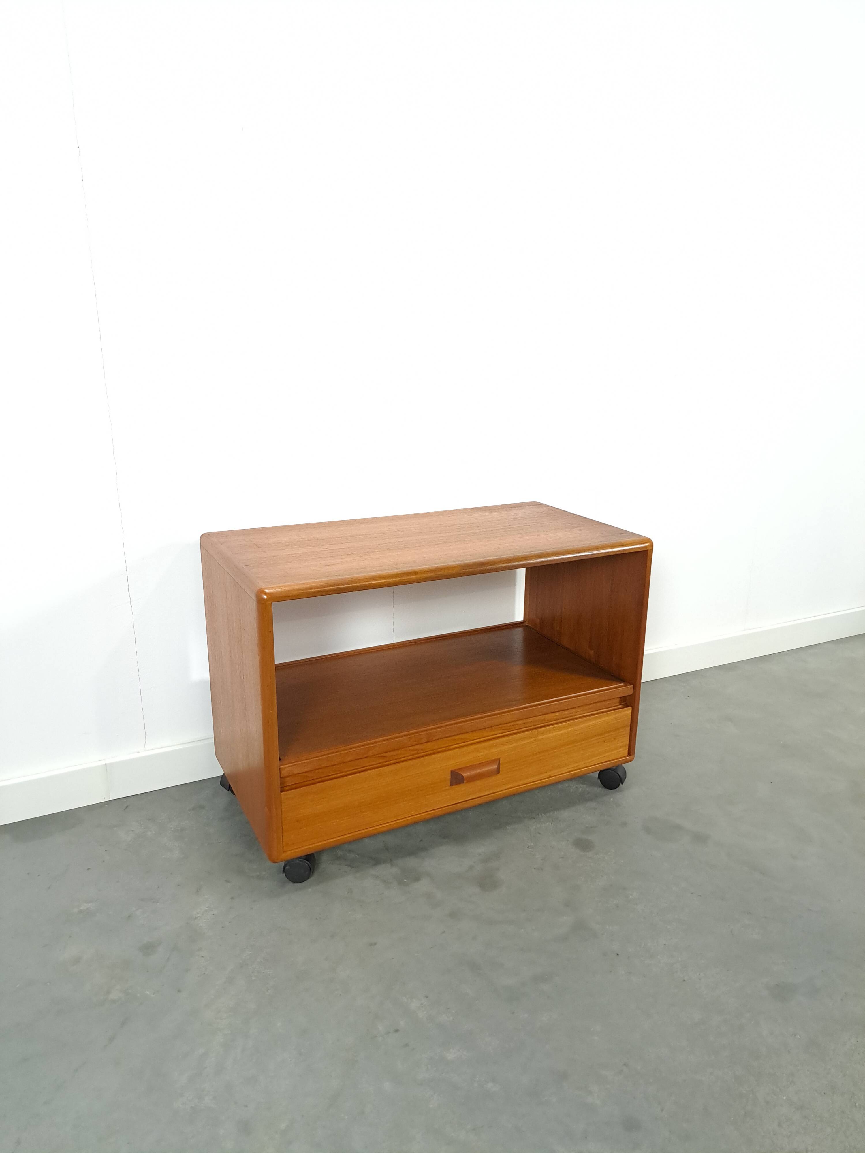 Meuble audio TV sur roulettes design danois en teck Dyrlund