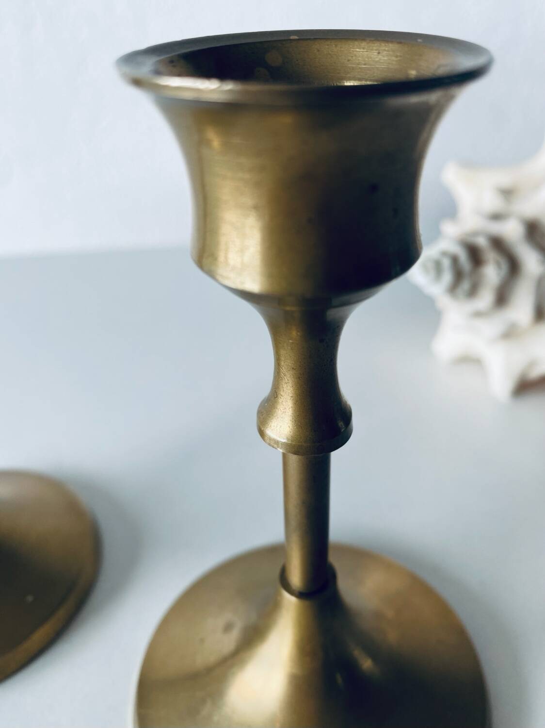 Paire de bougeoirs en laiton doré