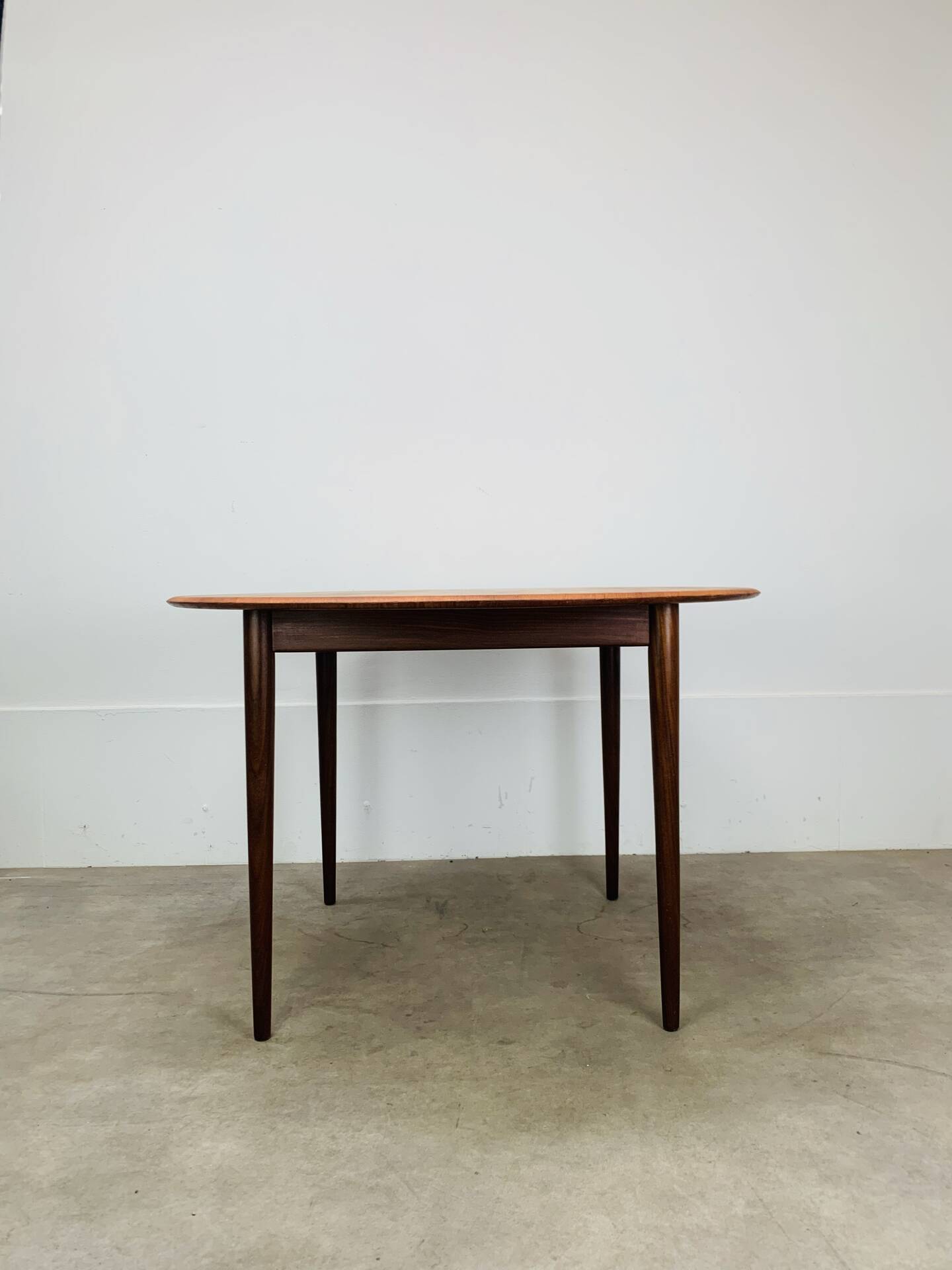 Table ronde scandinave en teck, 1960