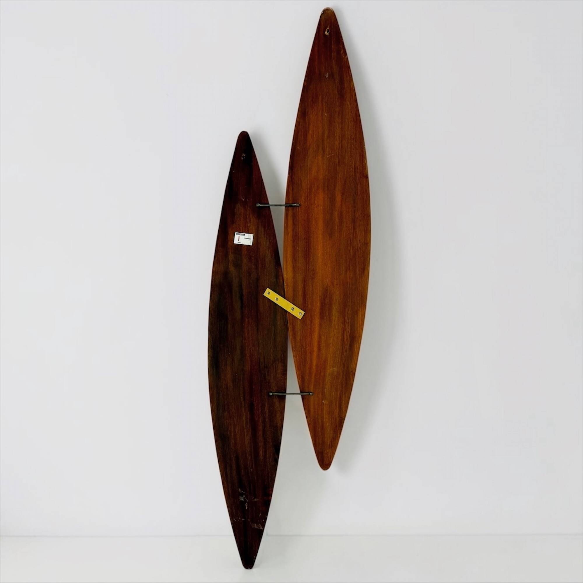 Italian sculptural wall mirror in wood from the 1960s.