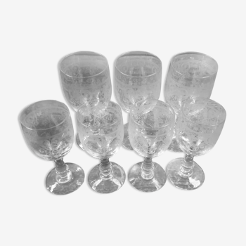 Lot de 7 verres taillés de coeurs et volutes