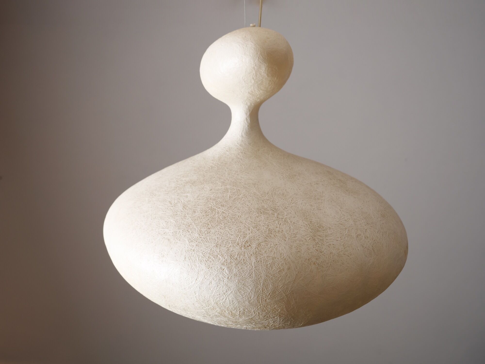 Organically shaped suspension made of ecological fibers