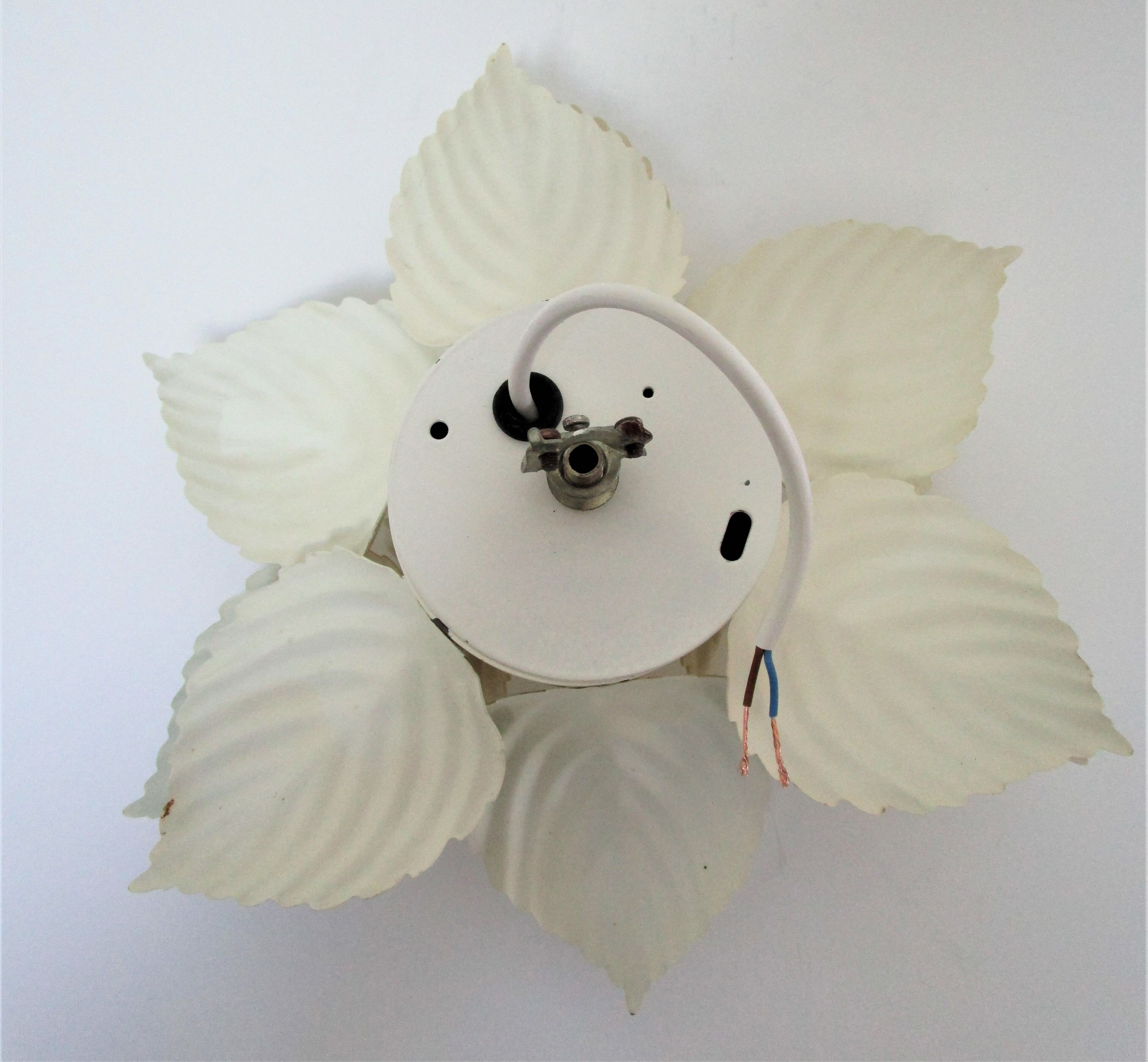 Masca flower sconce in metal white vintage cream
