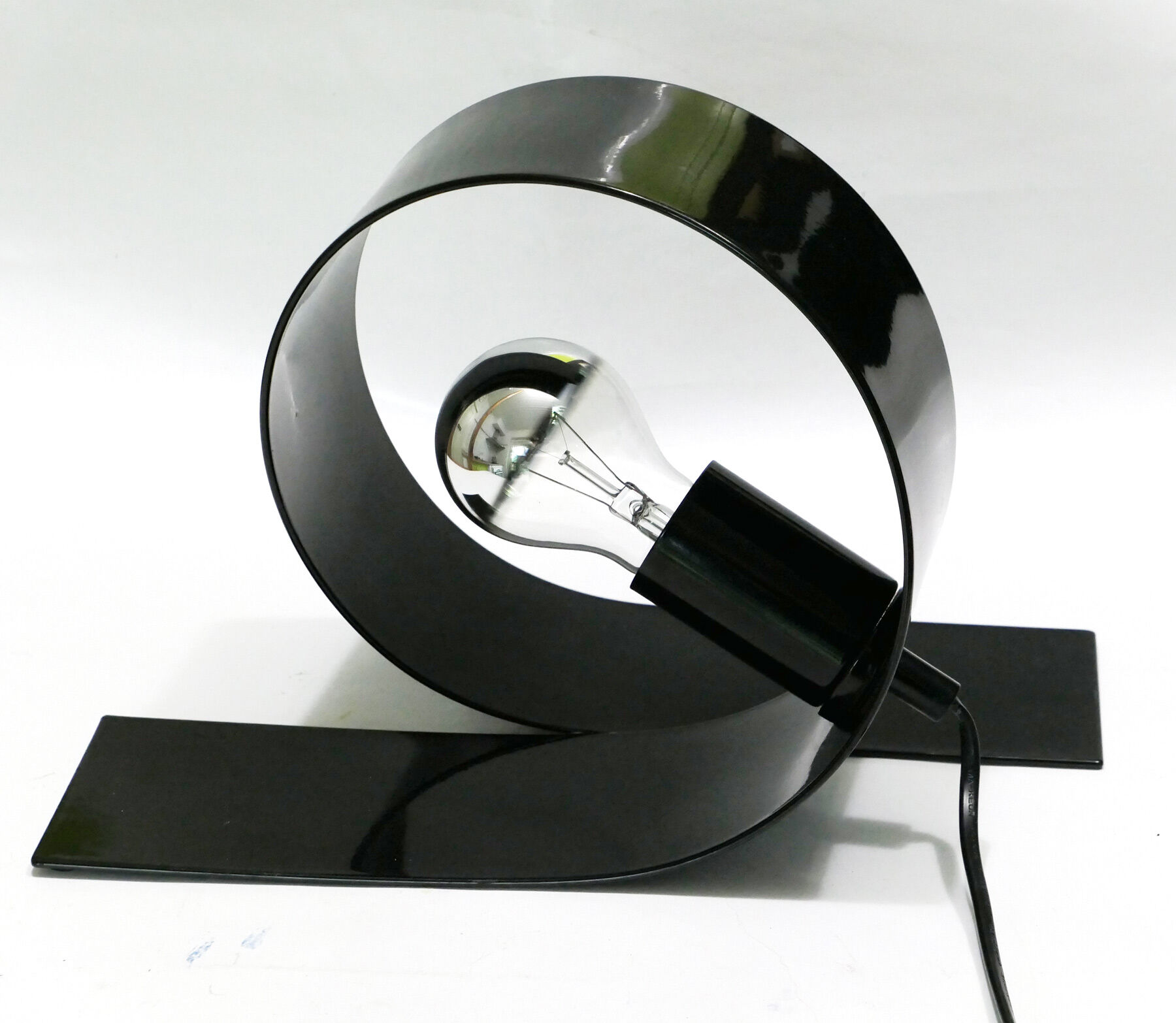 Lampe à poser design en métal laqué noir