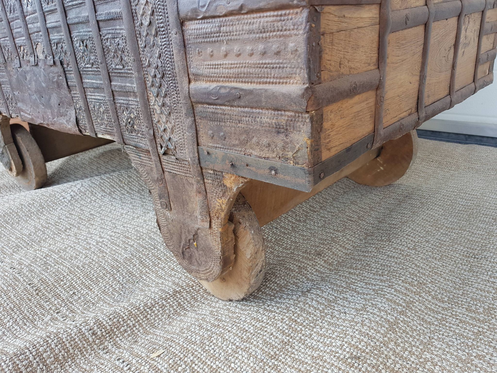Coffre ancien indien vintage  sur roues en bois début 20eme s
