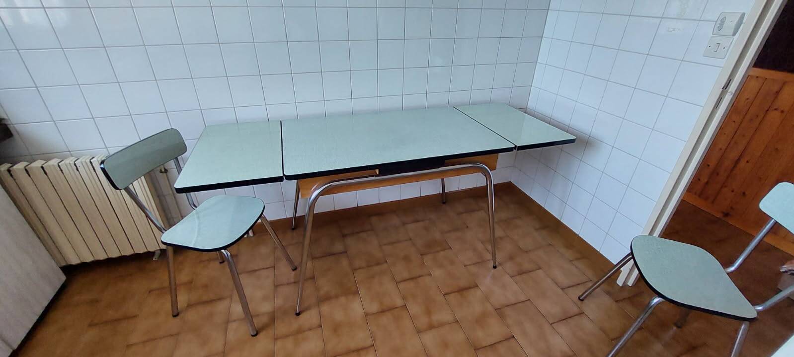 Vintage kitchen table and 4 chairs.