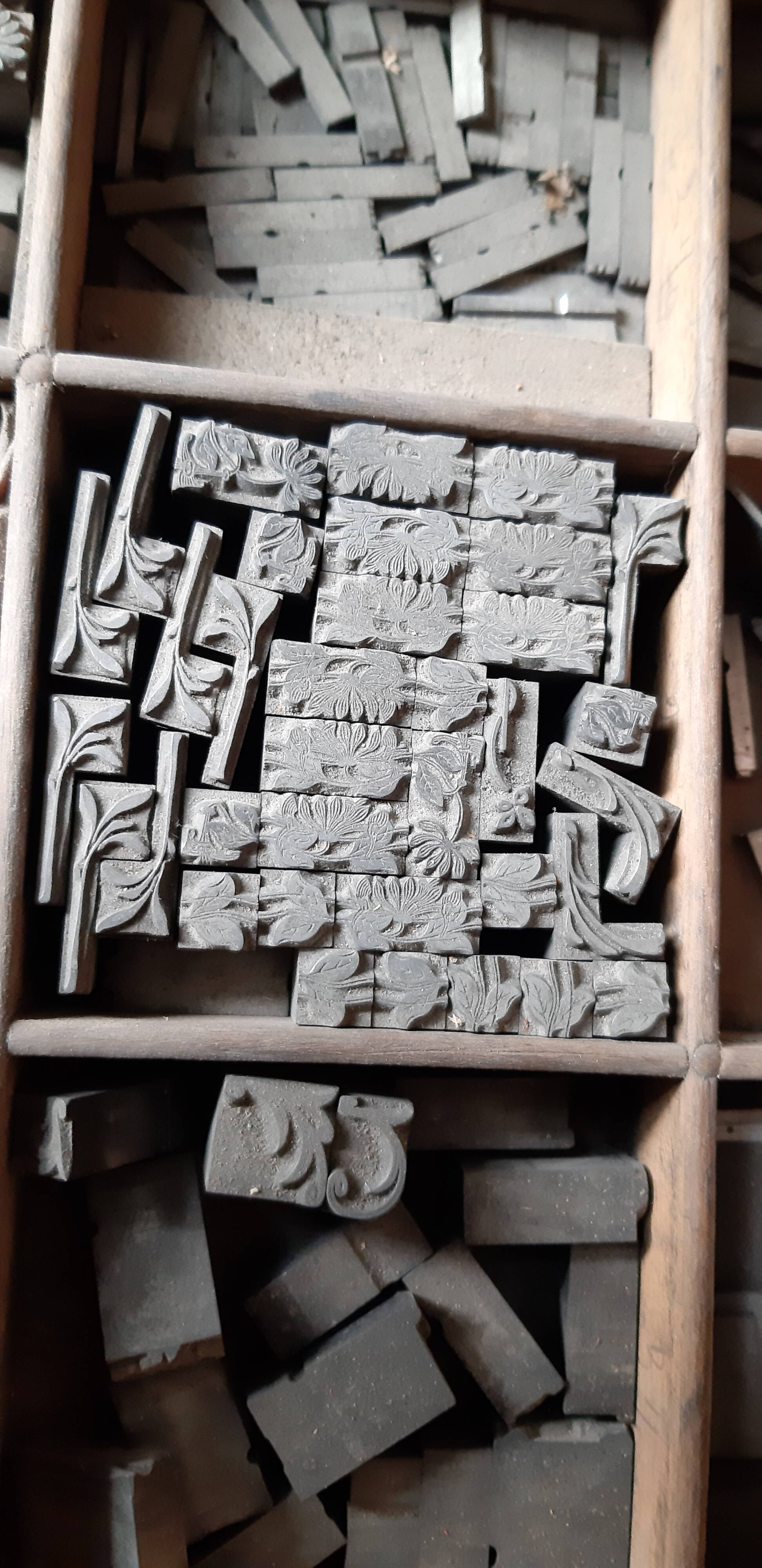 Printing cabinet 16 drawers with these lead letters