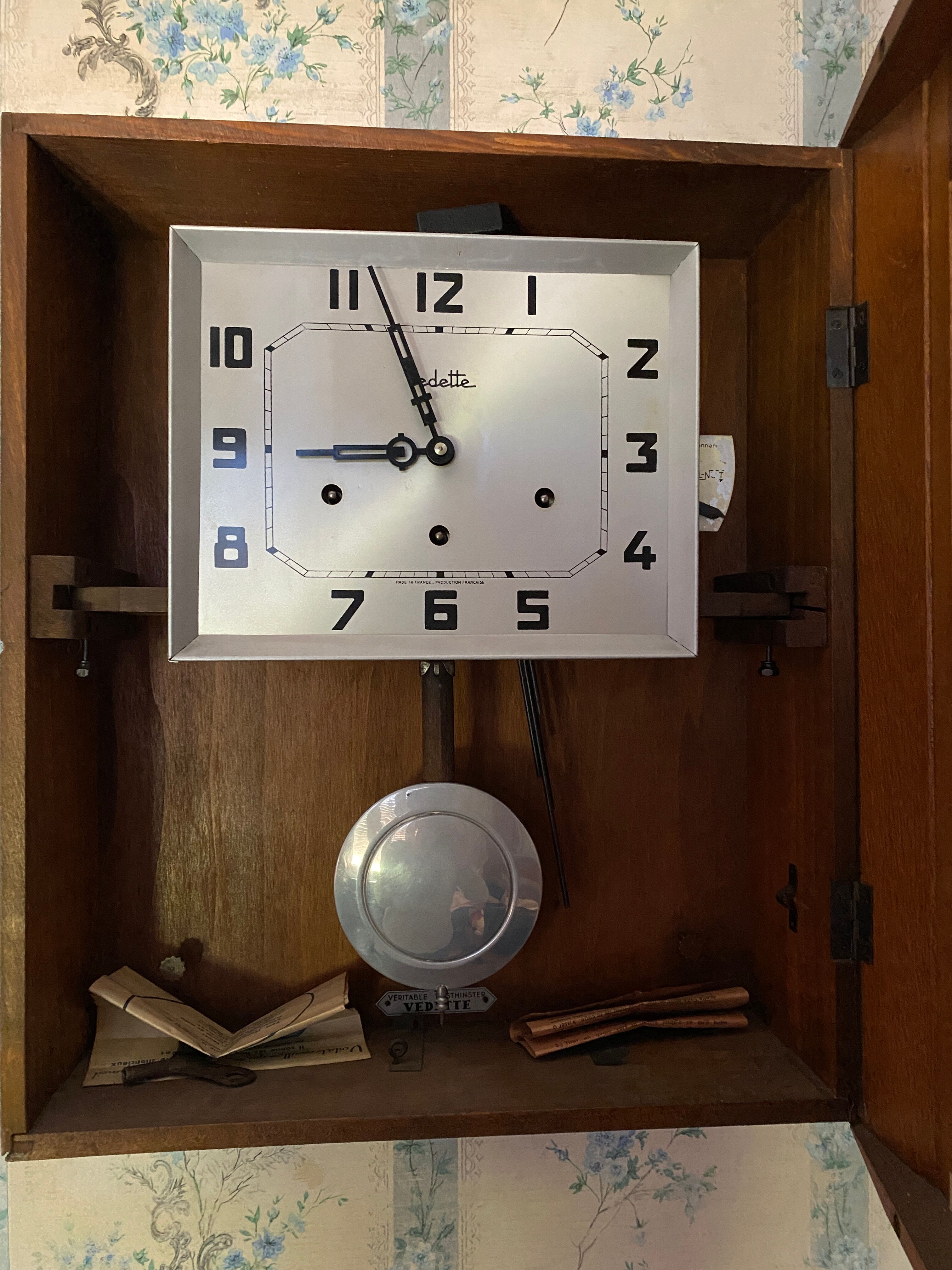Carillon clock Featured