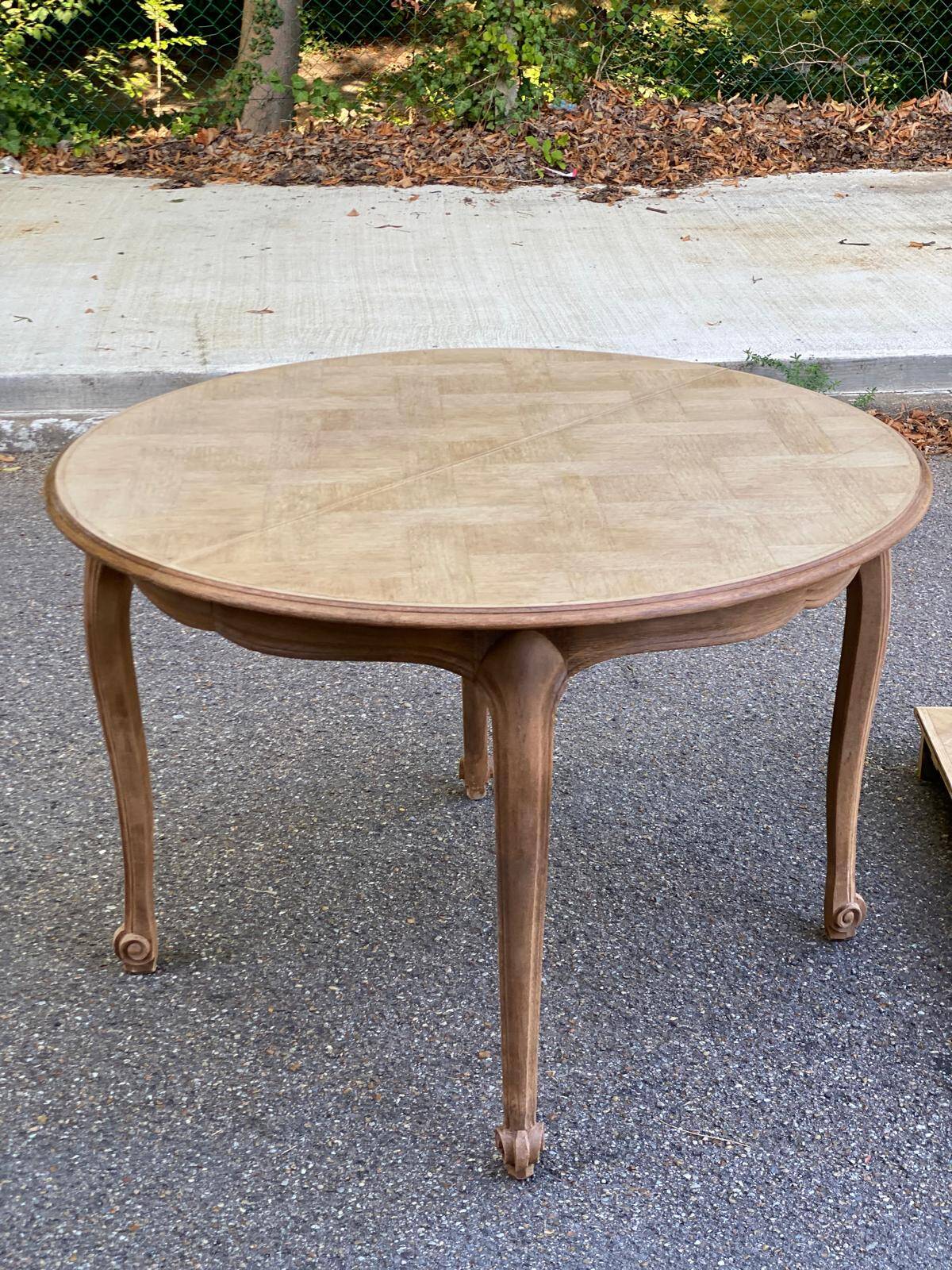 Table à manger ronde Louis XV rénovée en bois brut 210cm