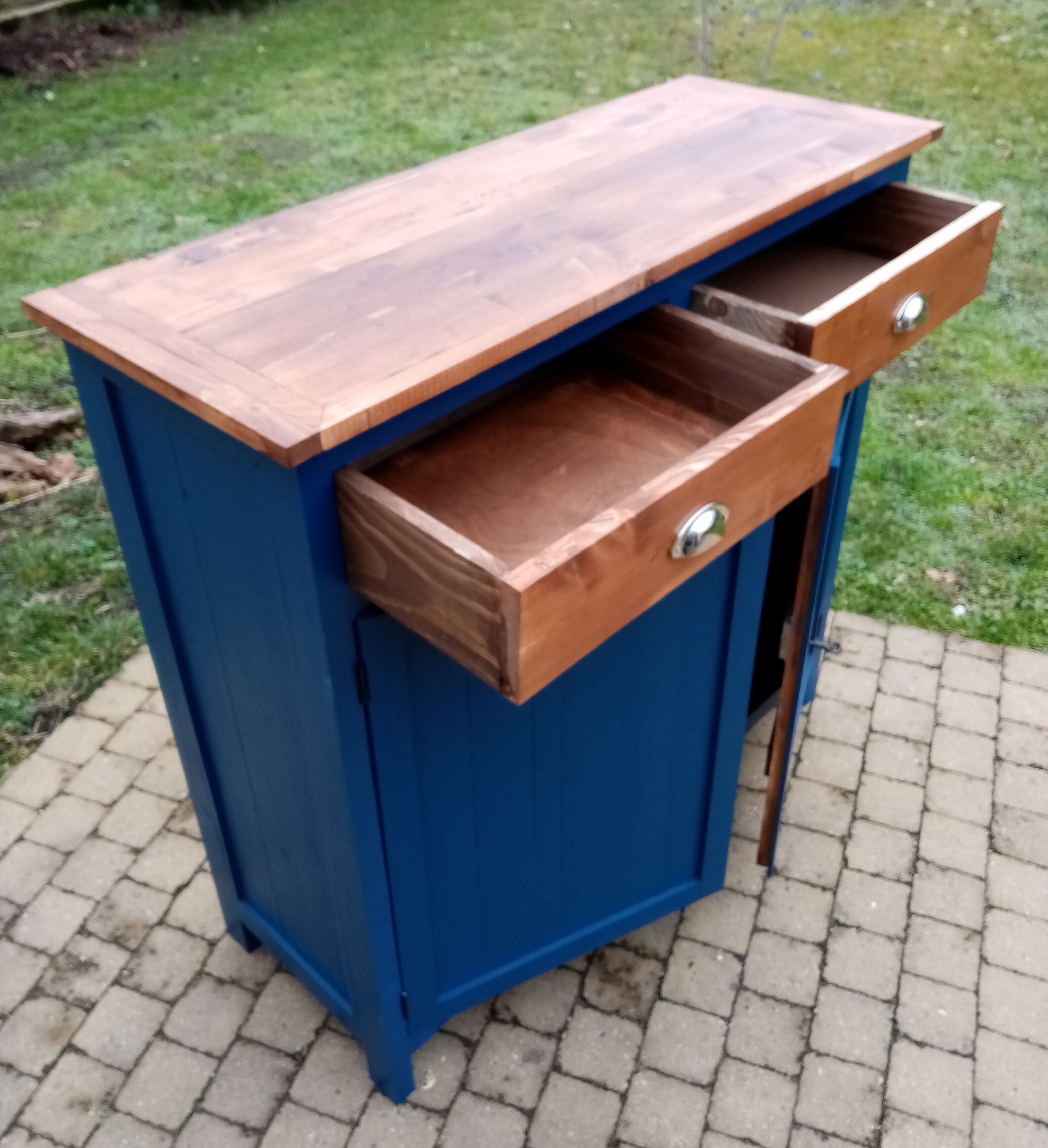 Blue, wood and Parisian buffet.