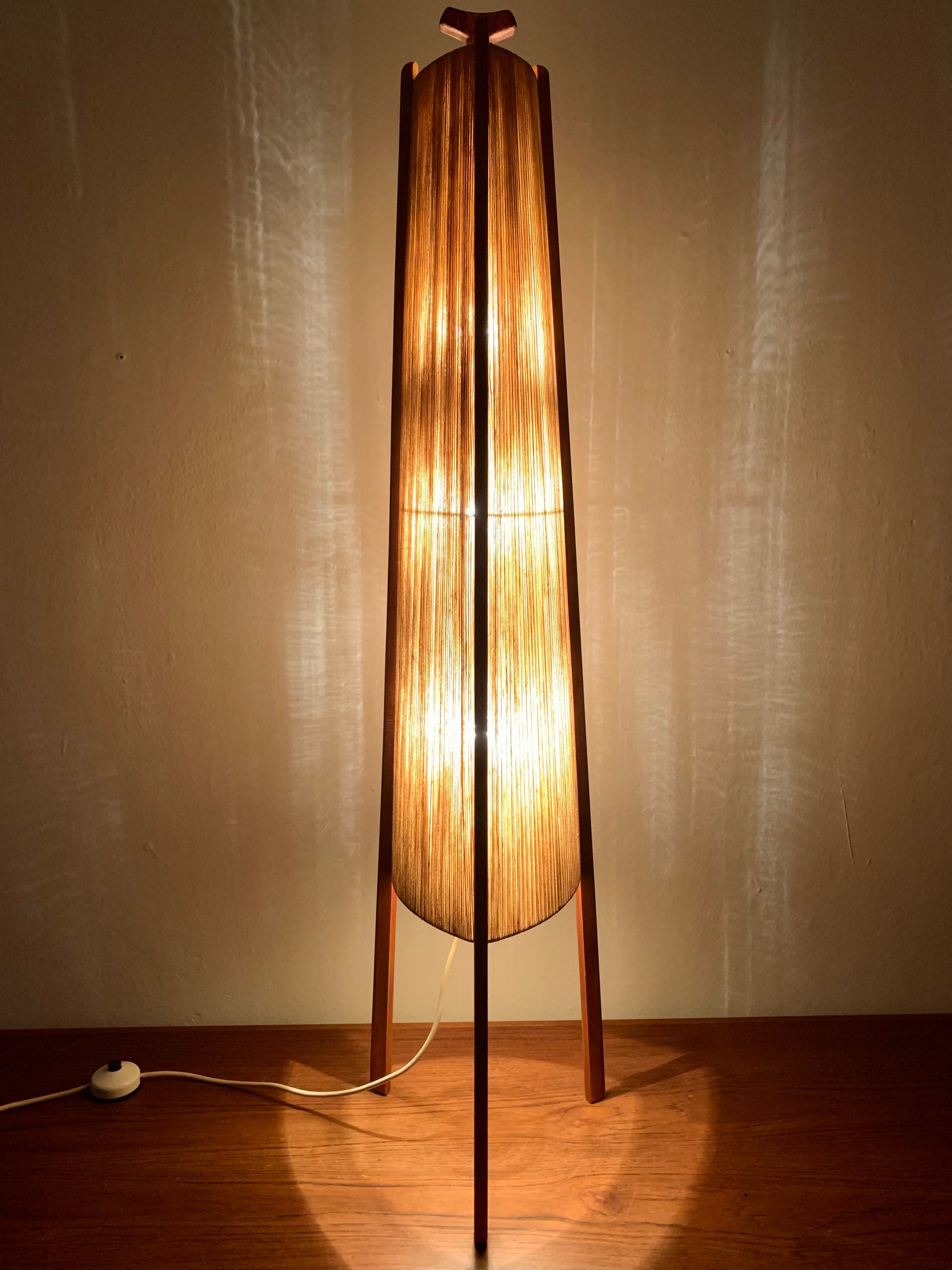 Lampe de sol en sisal et teck par Temde