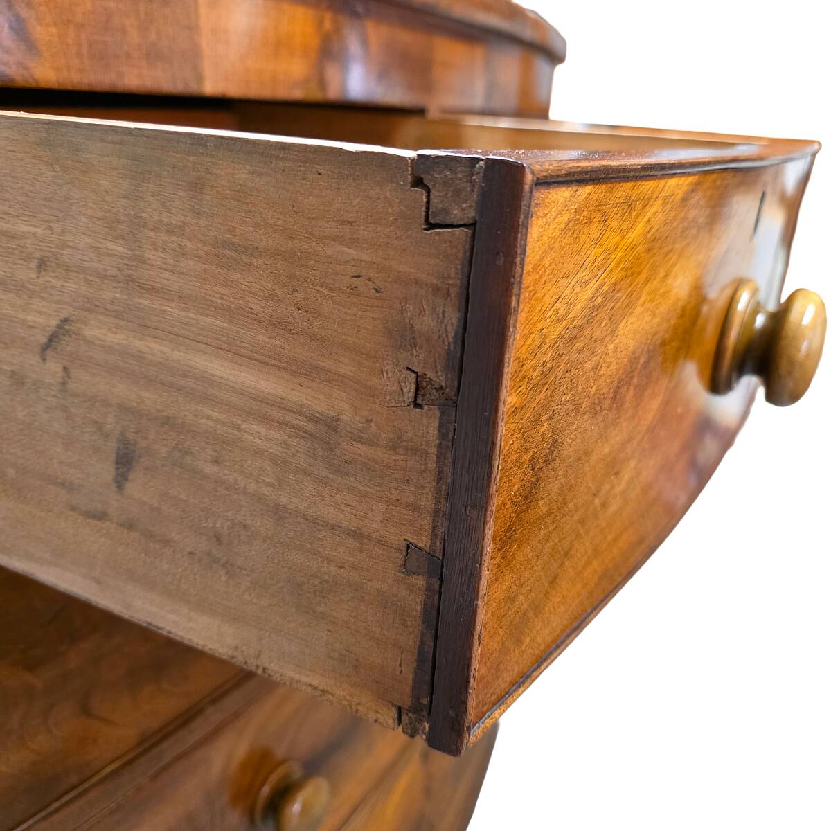 Antique English Victorian mahogany chest of drawers, early 1900s
