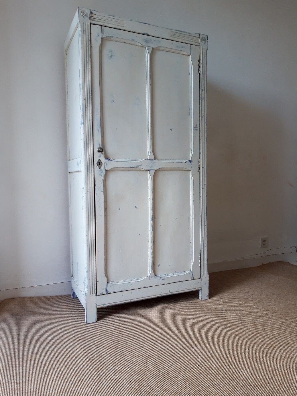 Parisian bonnetière cabinet